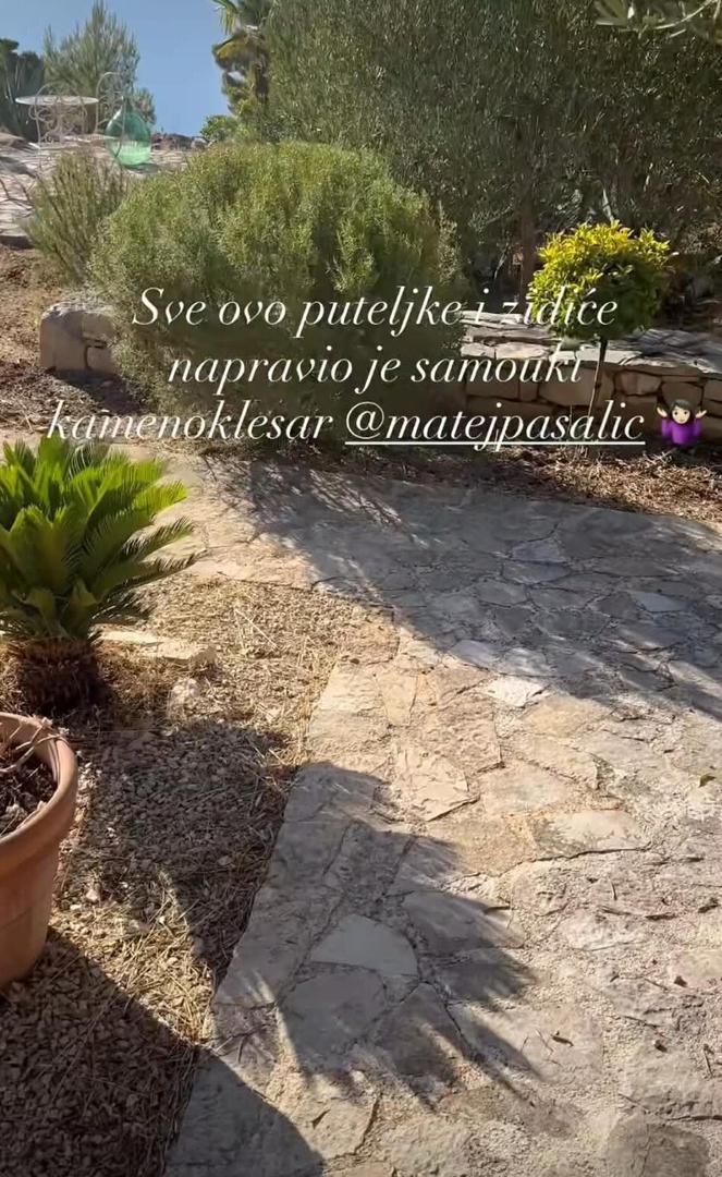 Svojim ga je pratiteljima pohvalila kao "samoukog kamenoklesara" koji neumorno radi i po najvećem suncu.