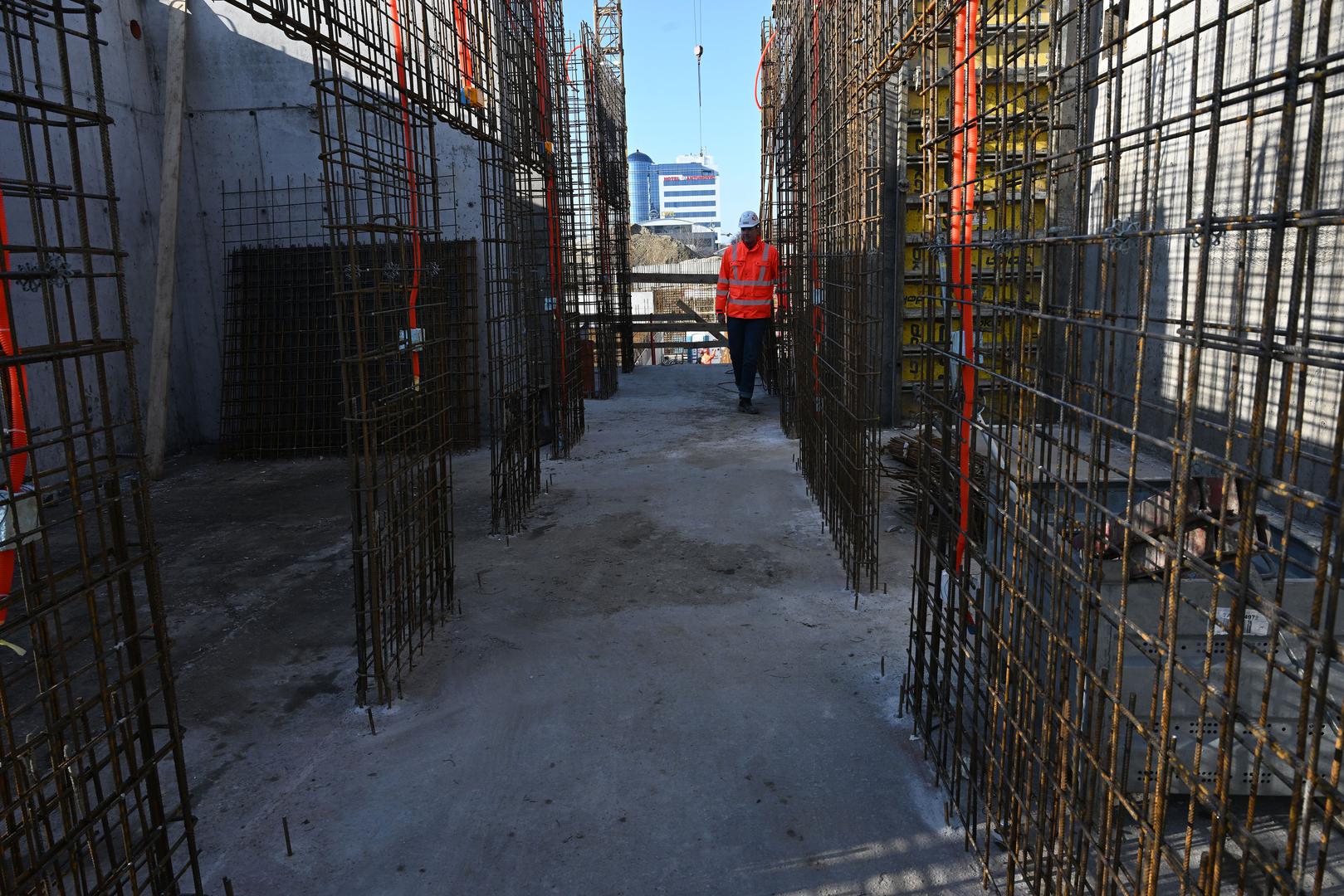 Na istočnoj se strani planira pristupni pješački trg s plitkim bazenom, u maniri pedesetih godina, s potezom klupa i jarbola za zastave uz dvostruki drvored za privatnost, ali i manju buku od okolnih prometnica.


