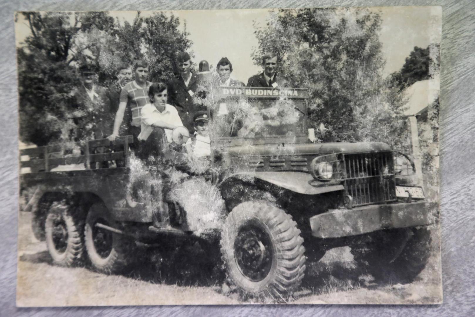 Sredinom 50-ih godina prošlog stoljeća, nabavili su svoje prvo vatrogasno vozilo od vojske.