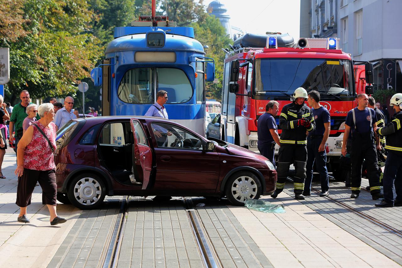 15.09.2016., Osijek - Vatrogasci i hitna pomoc izvlace iz automobila ozlijedjene trudnice na koje je naletio tramvaj. Photo: Marko Mrkonjic/PIXSELL