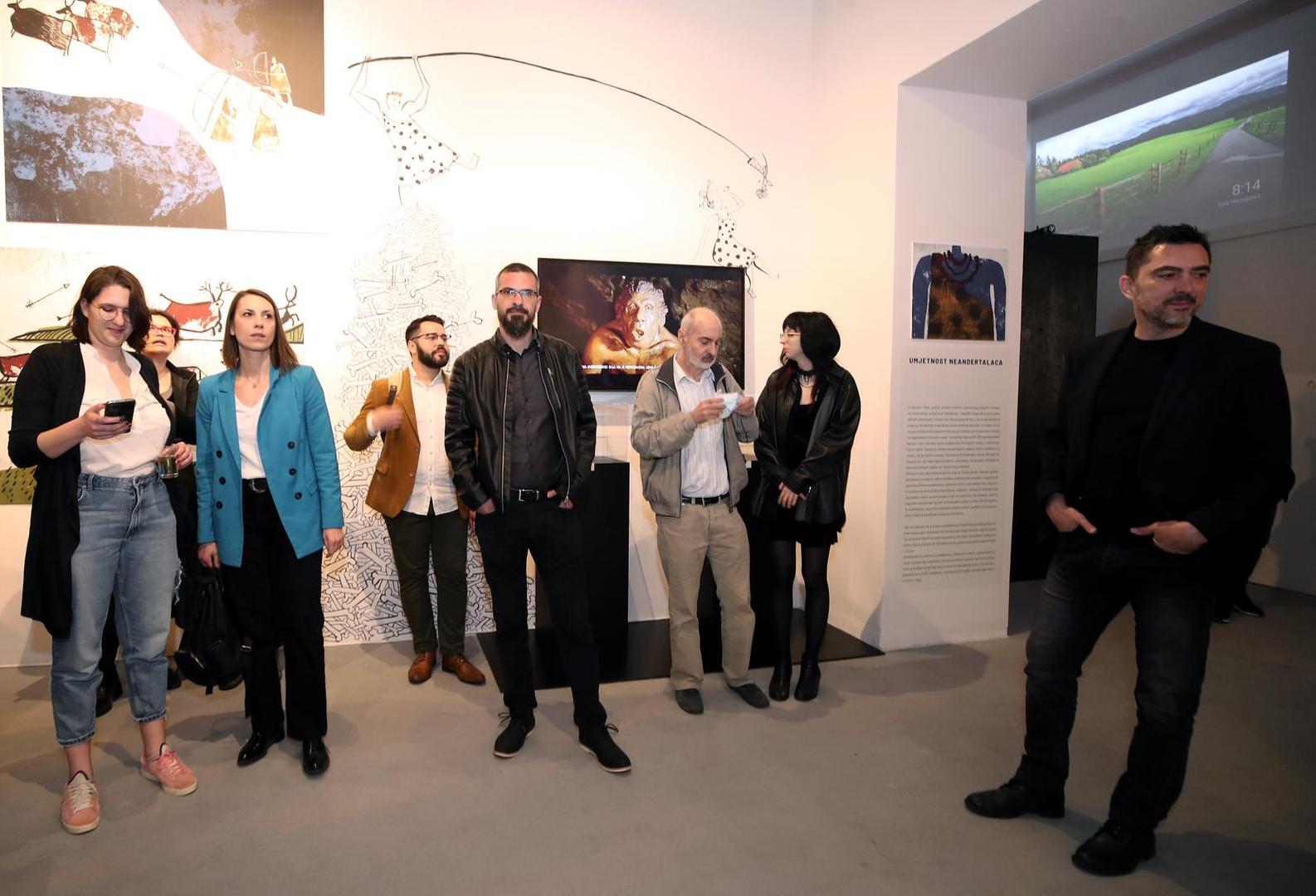 14.04.2022., Zagreb - Pod Zidom 12, galerija Cloverfeild. Otvaranje izlozbe Neandretalci. Zamjenik glavnog urednika Vecernjeg lista Mislav Simatovic zavrsnim je govorom sluzbeno proglasio izlozbu otvorenom.  Photo: Sanjin Strukic/PIXSELL