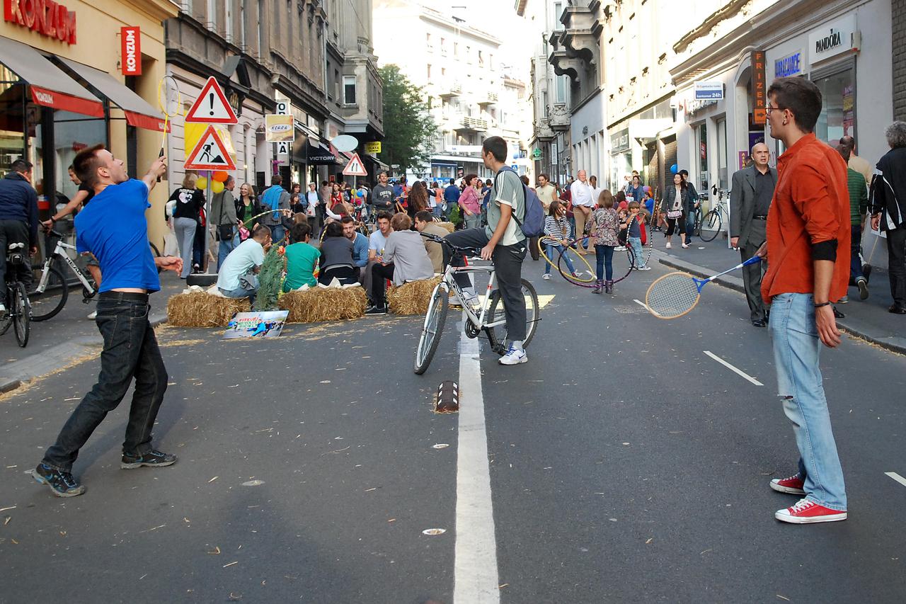 22.09.2012., Zagreb - Nakon utrke Zagrebacka zbica biciklisti su se odmorili u Teslinoj ulici uz drustvene igre i zvukove africkih bubnjeva.  Photo: Luka Stanzl/PIXSELL