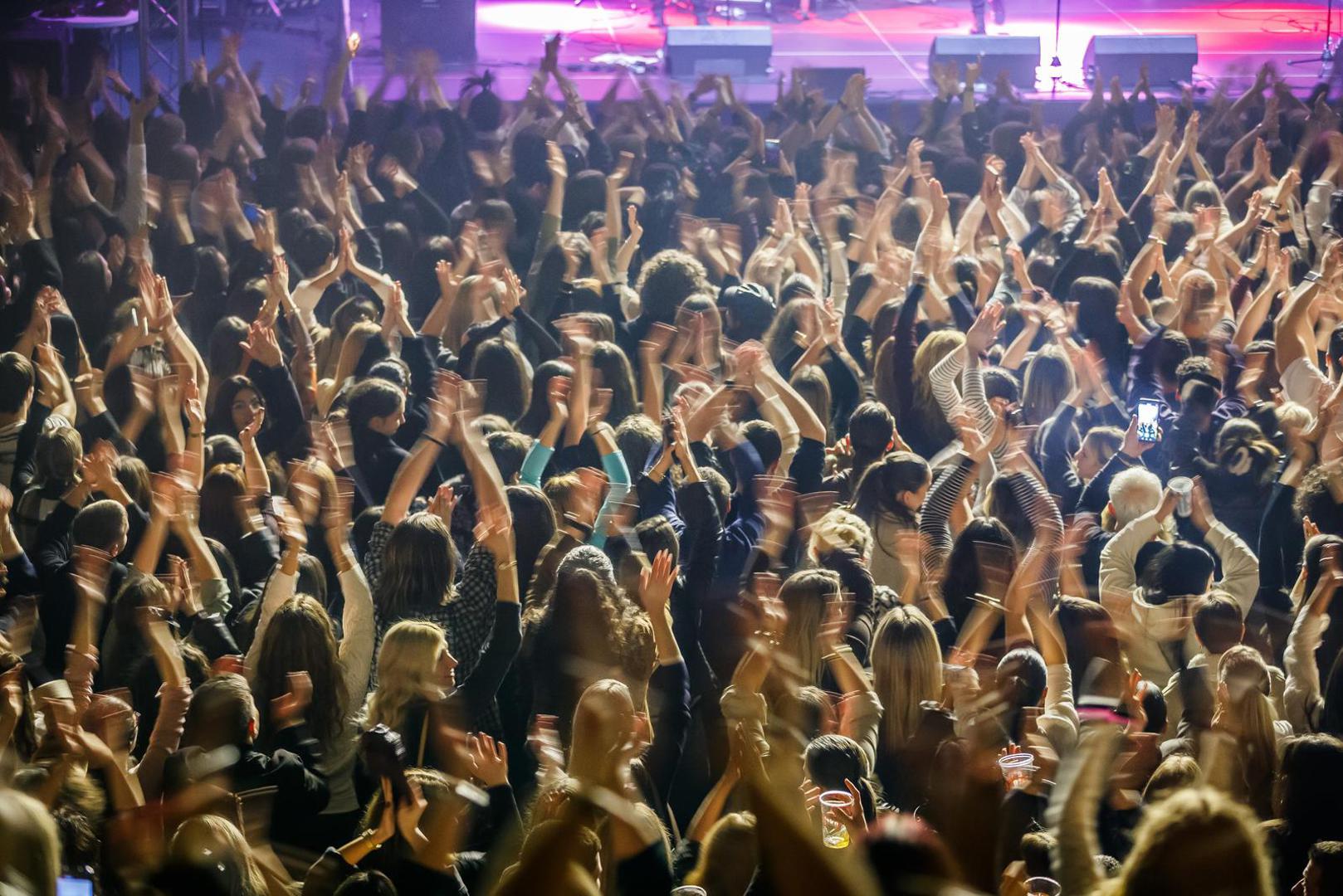 "Glupo je govoriti kako u ovim godinama imam tremu pred nastup, ali vjerujte, imam je samo kad nastupam u Sarajevu i Splitu. Ovdje se isto osjećam kao kod kuće“, rekao je Saša Lošić Loša, što je dvorana nagradila dugim pljeskom i skandiranjem.
