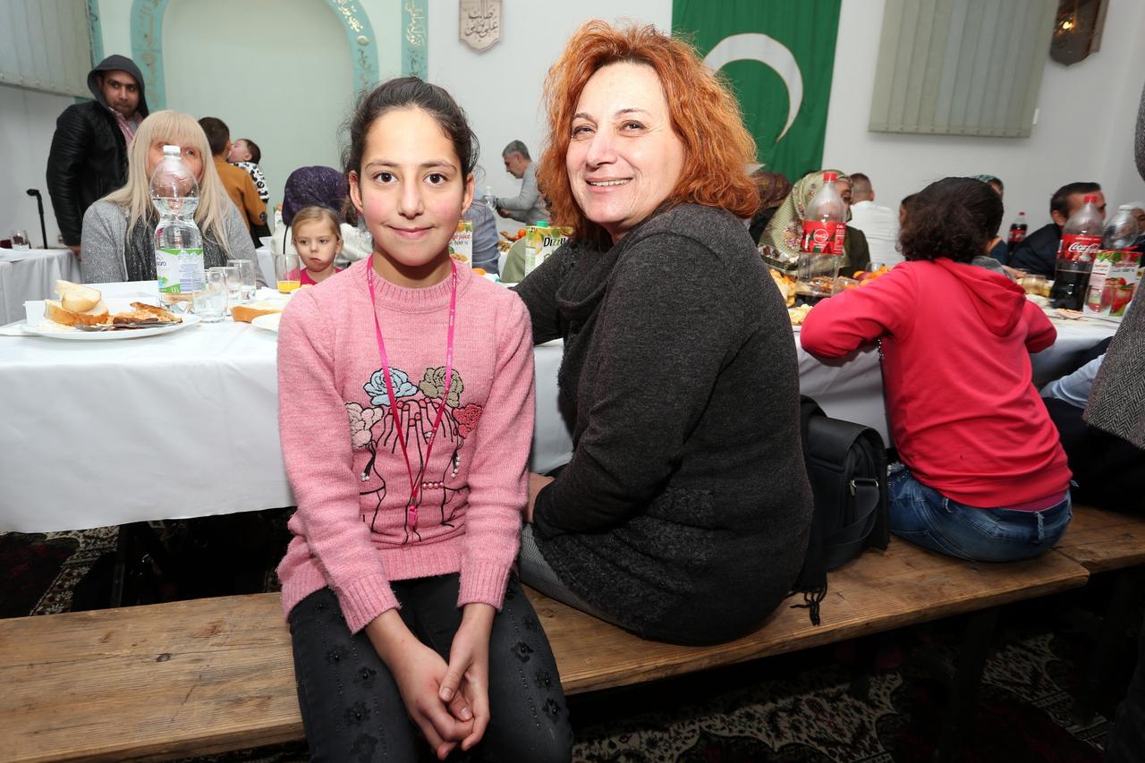 U Karlovcu zajednički ručak doseljenih obitelji Kurda kod Medžlisa i Isusovačke službe