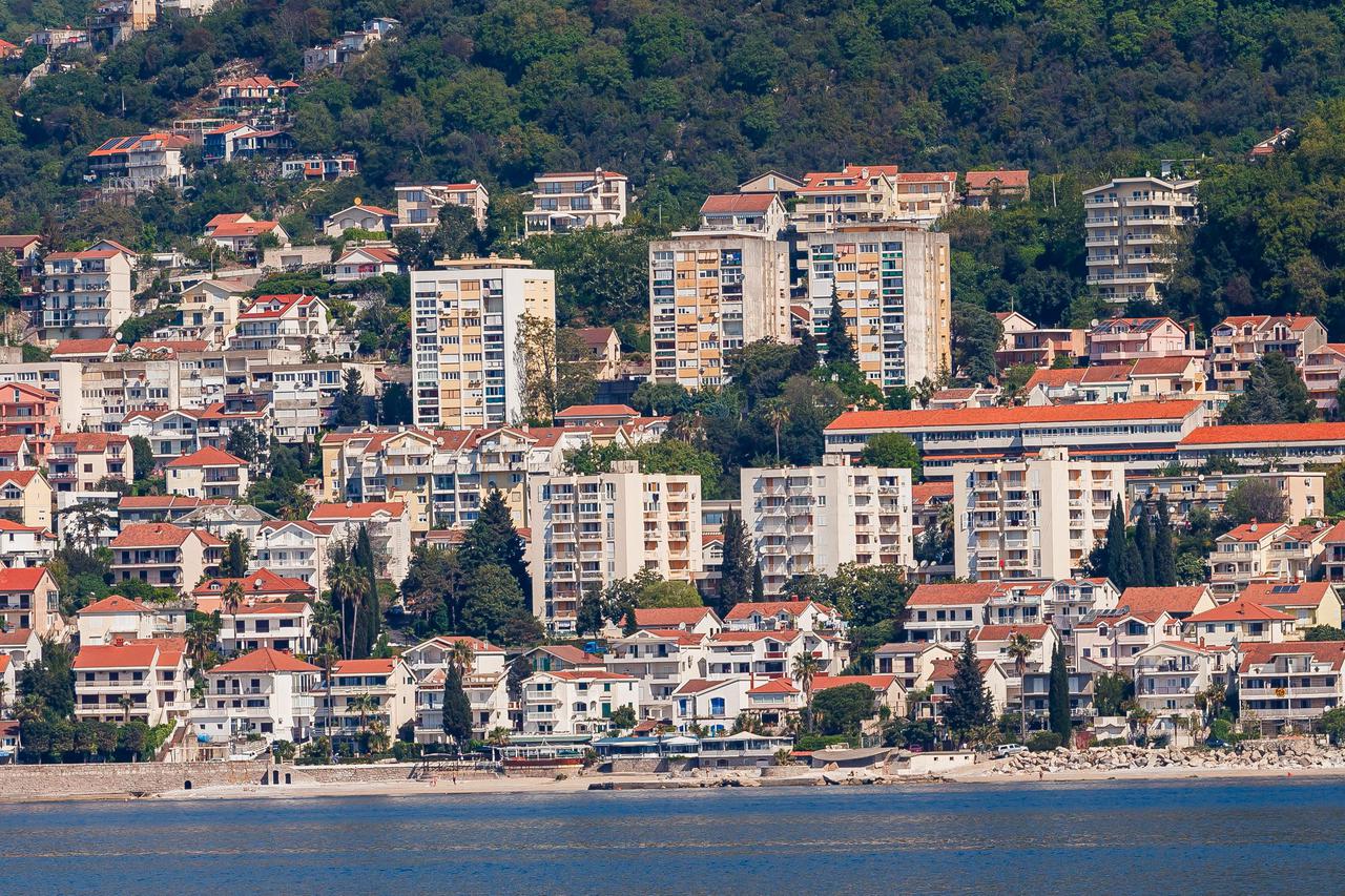 Pogled na Herceg Novi i hrvatski poluotok Prevlaka