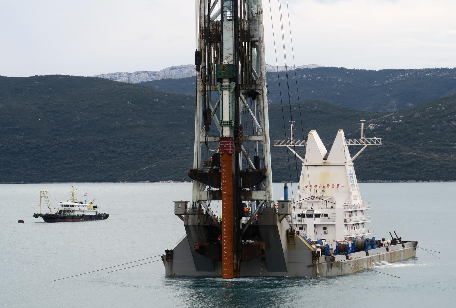 Probni pilot dug 74 metra zabijen je danas u podmorje na gradilištu Pelješkog mosta.