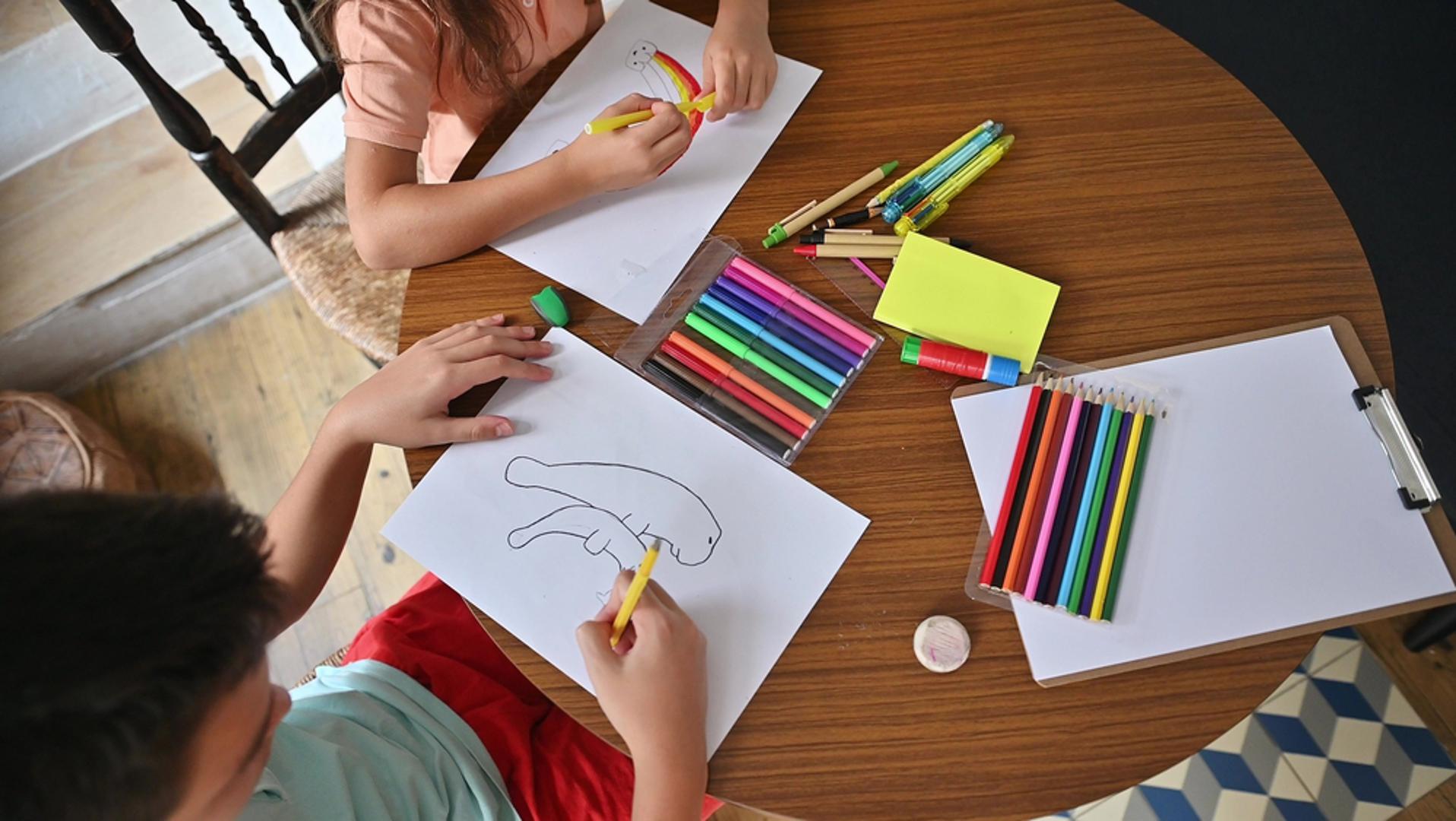 Kreativna radionica: bojanje, rezanje i izrada ukrasa: Proljetni praznici idealni su za stol pun papira, flomastera, ljepila i škara te malo mašte. Djeca mogu izrađivati cvijeće od papira, čestitke, maske, male dekoracije za sobu ili čak vlastiti strip. Osim što ih ovakve aktivnosti zabavljaju, usput razvijaju finu motoriku, strpljenje i osjećaj za boje i oblike.