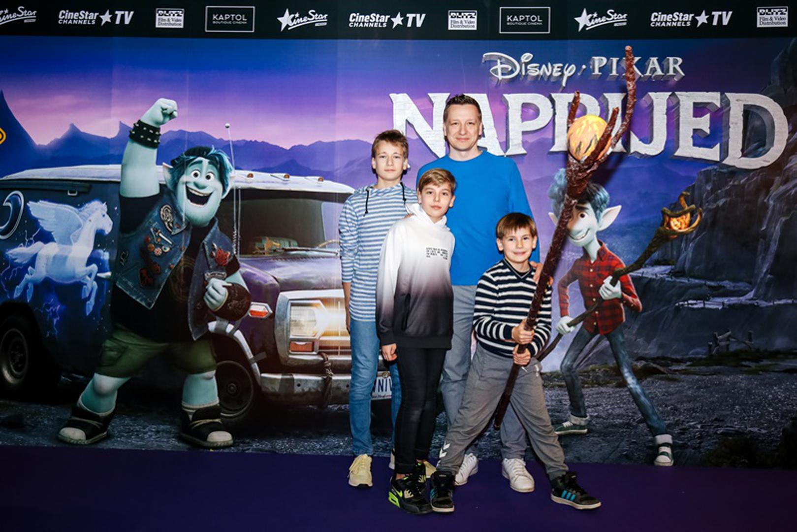 Najnoviji Disneyjev animirani film predstavlja dvojicu tinejdžera vilenjaka koji se upuštaju u uzbudljivu misiju otkrivanja postoji li u svijetu još uvijek bar malo čarolije kojom mogu vratiti obožavanog tatu. 