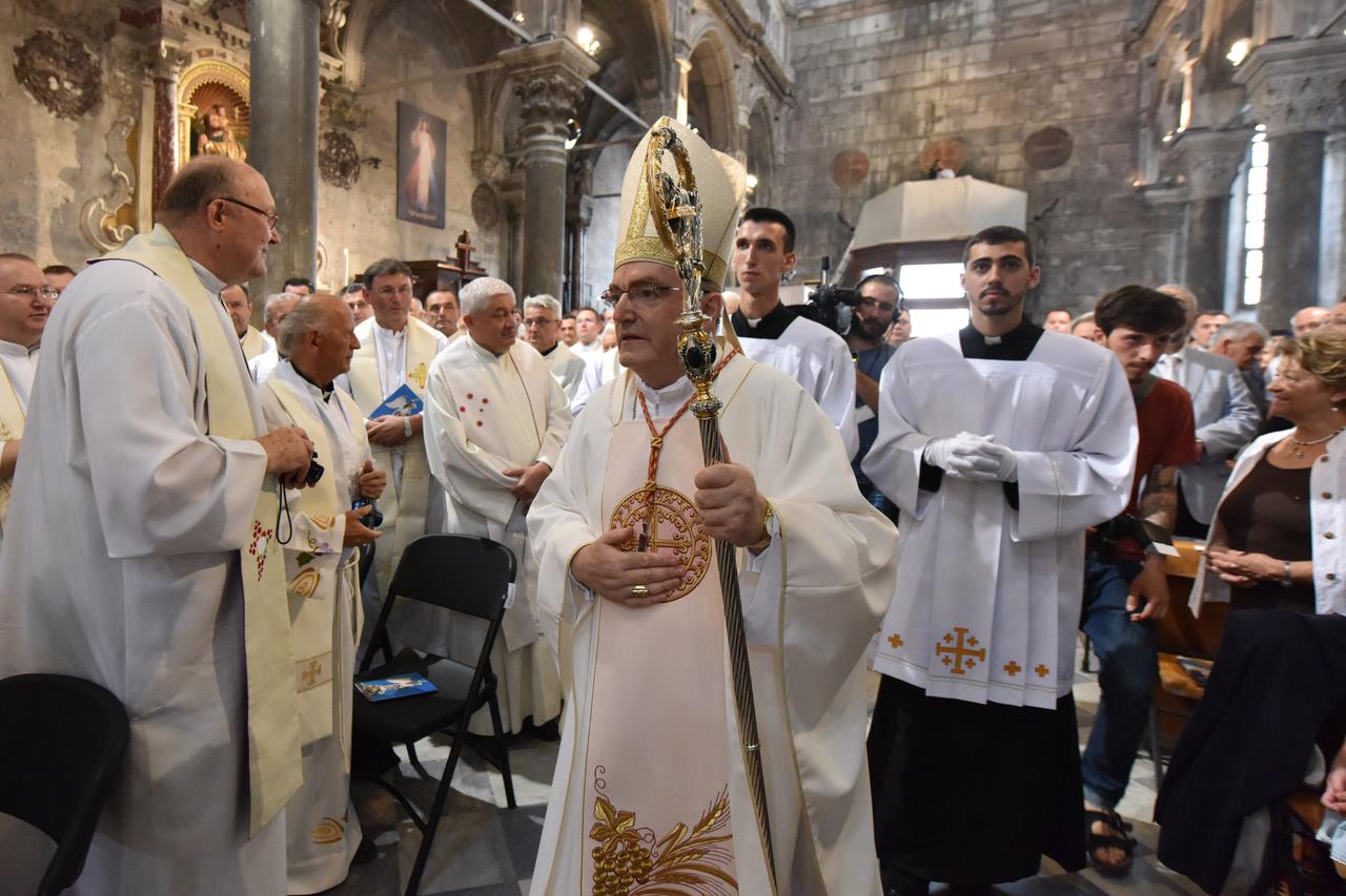 25.07.2016., Sibenik - Biskupsko redjenje novoimenovanog sibenskog biskupa mons. Tomislava Rogica na svetkovinu svetog Jakova u katedrali Svetog Jakova. Glavni zareditelj je zagrebacki nadbiskup kardinal Josip Bozanic. Suzareditelji su splitsko-makarski n