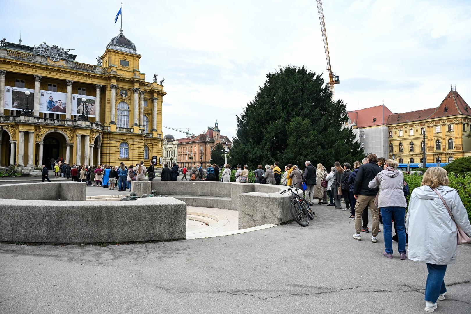 Izvedbe ovog popularnog baleta počinju 21. studenog, a posljednja izvedba očekuje nas 4. siječnja 2026. Prijenos predstave uživo održat će se 23. prosinca 2025. ispred kazališta 