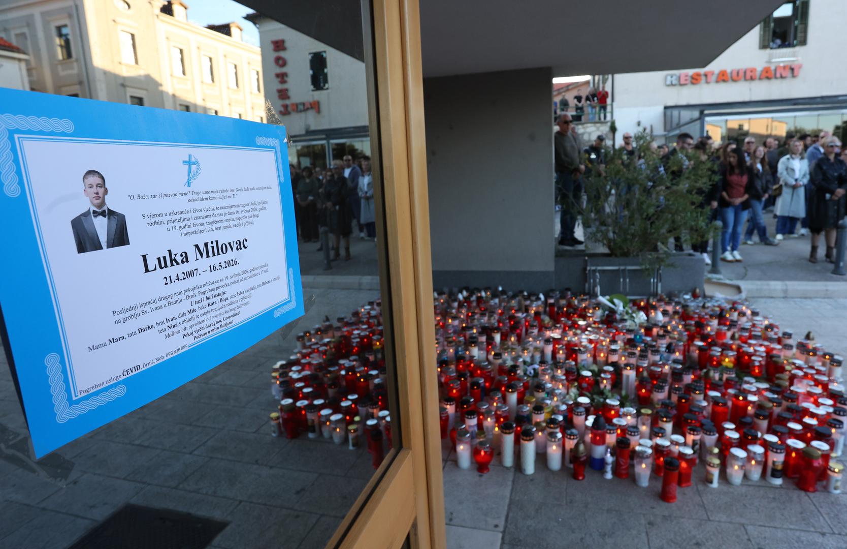 Drniš tuguje za Lukom Milovcem. Građani su se okupili na Poljani nakon brutalnog ubojstva 19-godišnjeg maturanta.