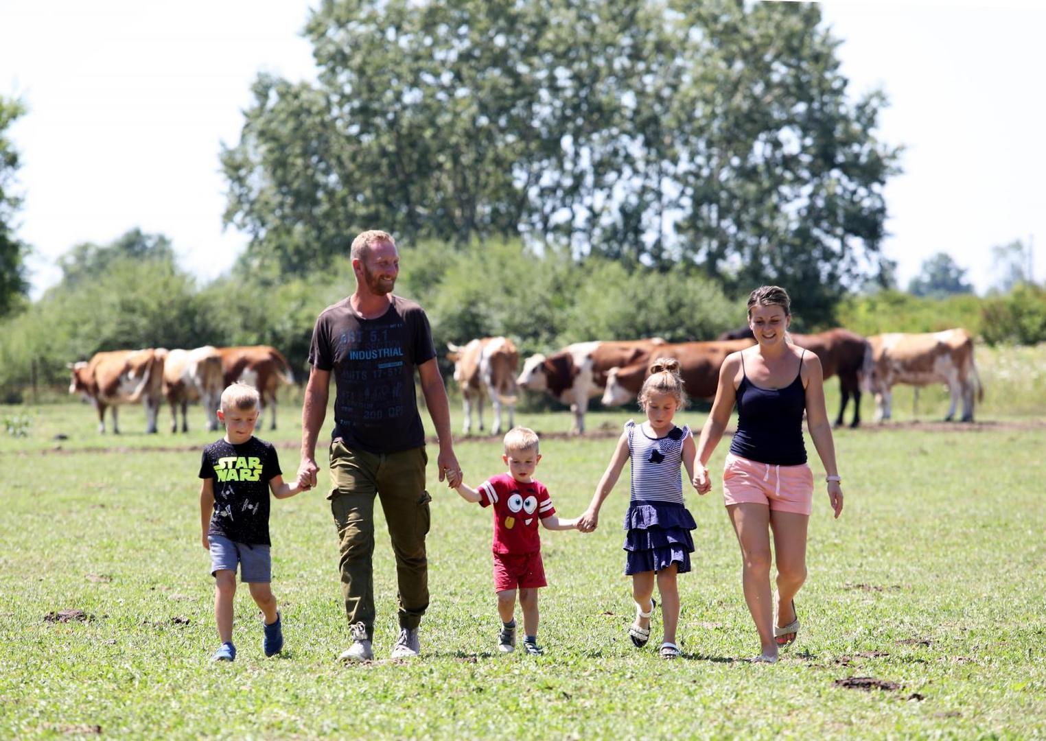 21.07.2020., Velika Gorica - Goran Speka, u selu Drnek kraj Oborova, bavi se stocarstvom i svinjogojstvom sa suprugom Ivanom i djecom Lucijom, Martinom i Matijom. 
Photo: Boris Scitar/Vecernji list/PIXSELL