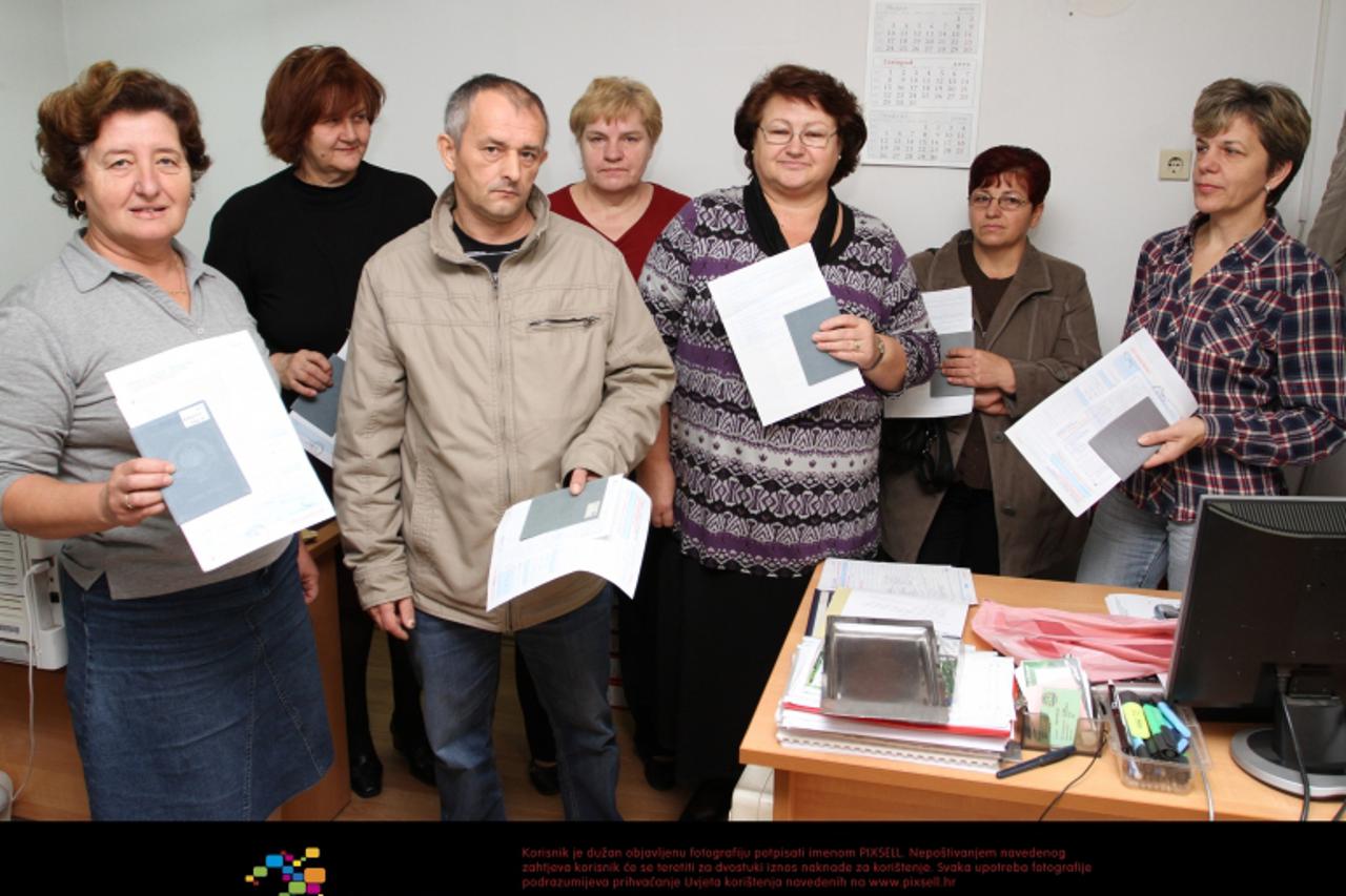 '06.11.2012. Karlovac - Radnici nekadasnje karlovacke Toplane nakon desetljeca rada dobili radne knjizice. Za 17 radnika nije bilo mjesta u novoj toplani. Photo: Kristina Stedul Fabac/PIXSELL'