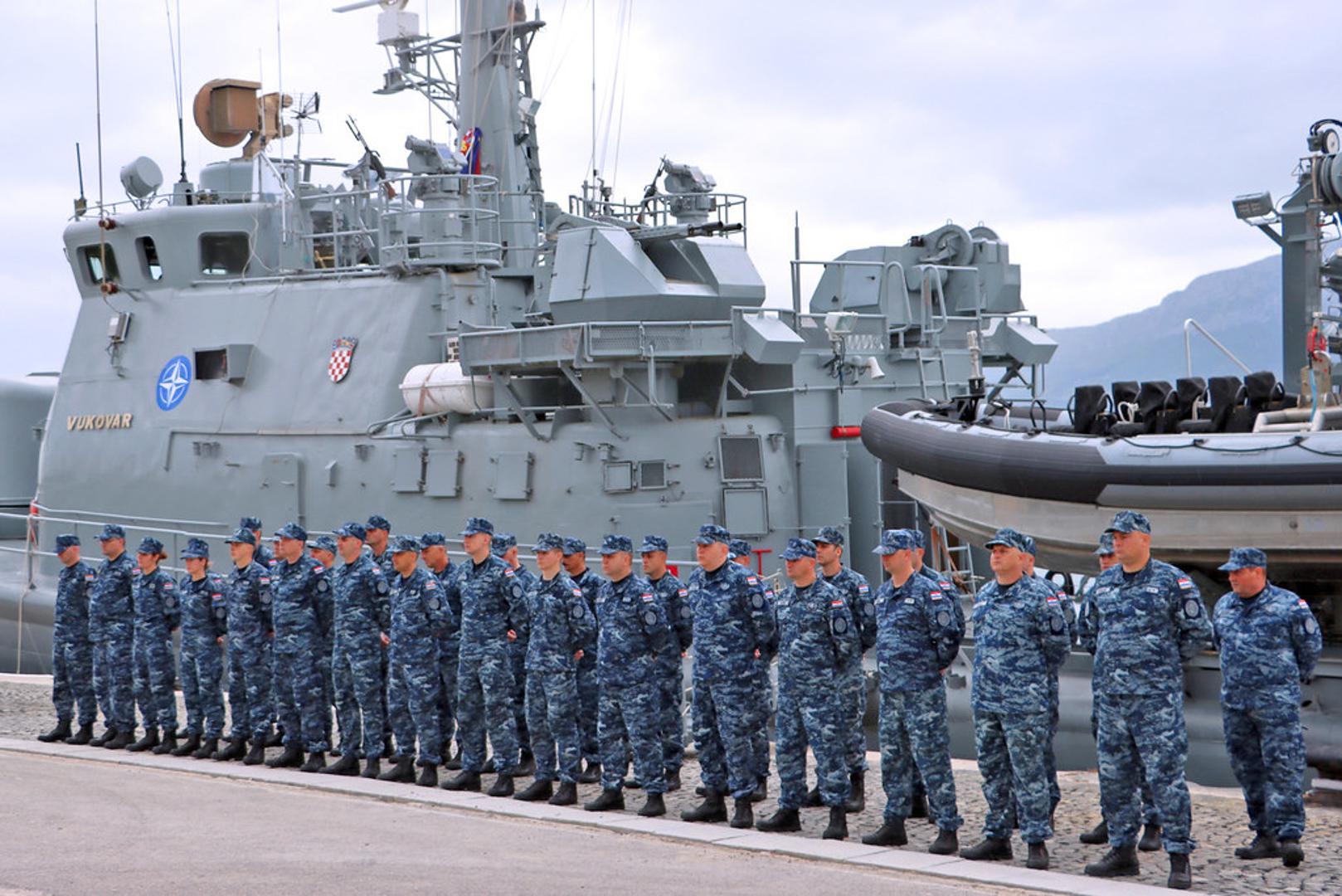 Za vrijeme boravka ovog hrvatskog kontingenta  u operaciji, navodi se u priopćenju,  u svojstvu časnika za vezu u Savezničkom pomorskom zapovjedništvu NATO-a (MARCOM), Northwood, Ujedinjene Kraljevine Velike Britanije i Sjeverne Irske, nalazit će se poručnik bojnog broda Dino Čobo.