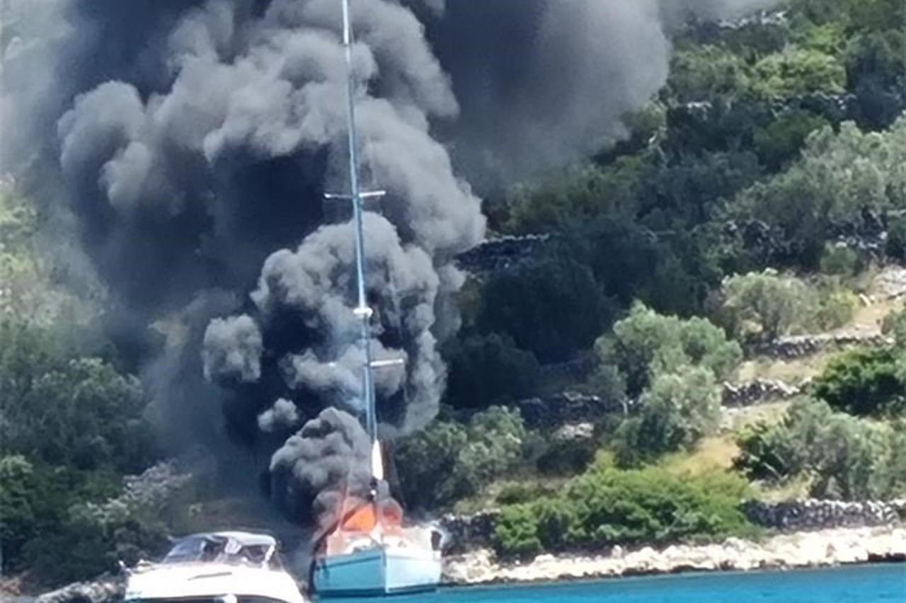 Požar na jedrilici u pašmanskom arhipelagu