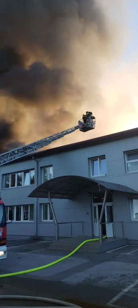 Požar je u međuvremenu lokaliziran, no vatrogasci su i dalje na terenu. Istodobno, Grad Karlovac pozvao je građane da zatvore prozore i vrata, isključe ventilaciju koja uvlači vanjski zrak i ne približavaju se požarištu. Zatražena je i hitna provjera kvalitete zraka.