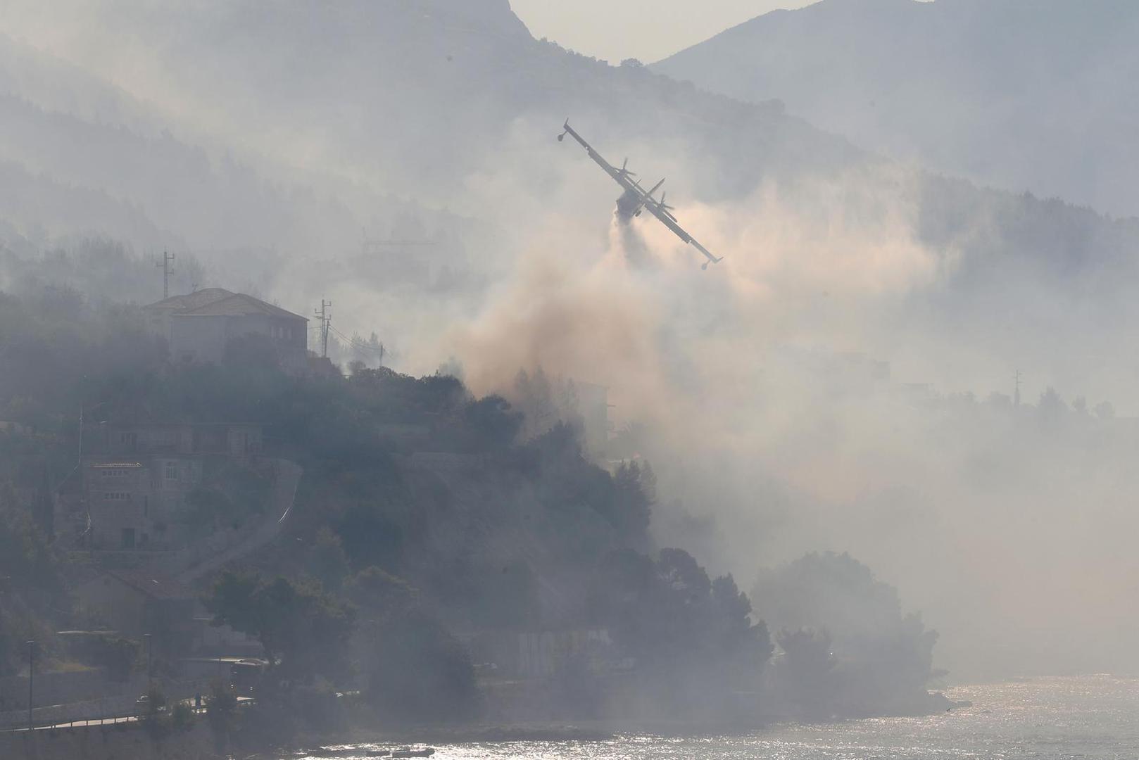 11.08.225., Krilo Jesenice - Veliki požar iznad Krila Jesenice gasi više od 100 vatrogasaca Photo: Ivo Cagalj/PIXSELL