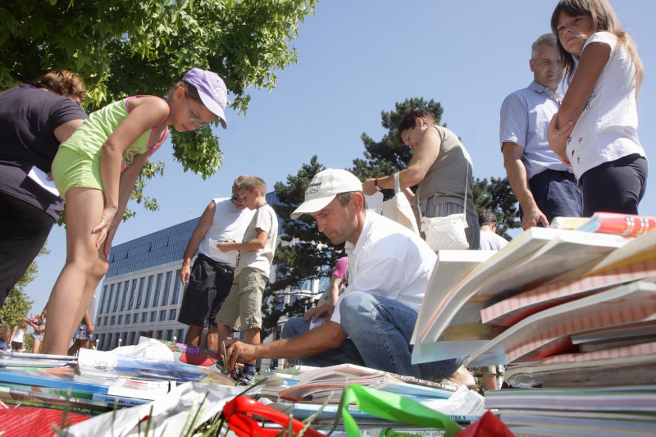 '19.08.2011., Zagreb - I ove godine je prostor ispred Inine zgrade u Novom Zagreb posluzio za prodaju skolskih udzbenika.   Photo: Zarko Basic/PIXSELL'