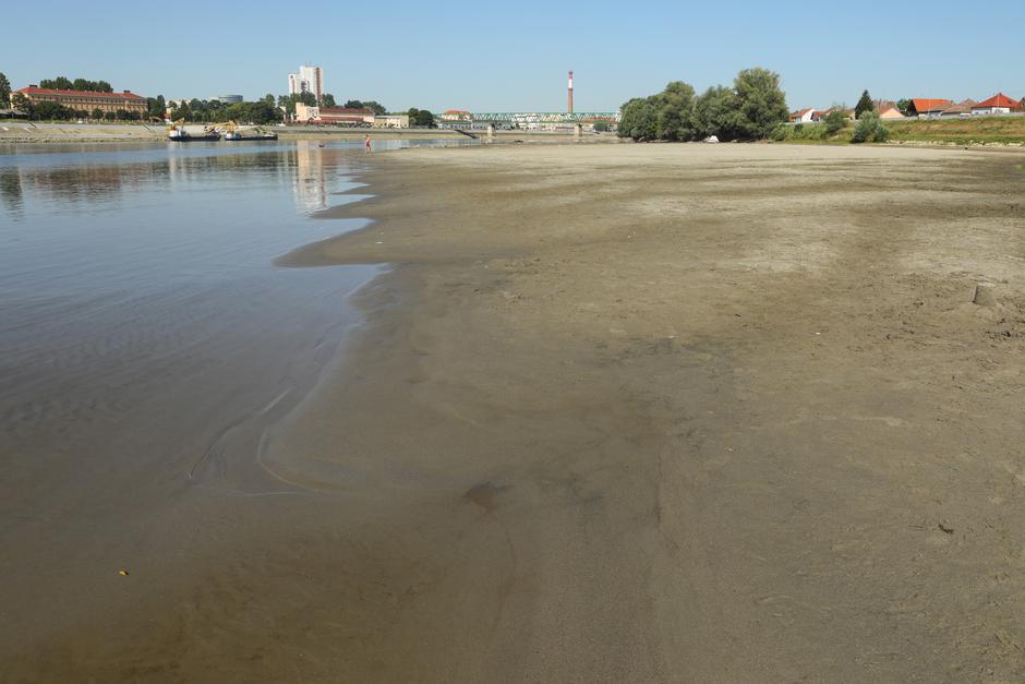 Ekstremno nizak vodostaj Drave u Osijeku