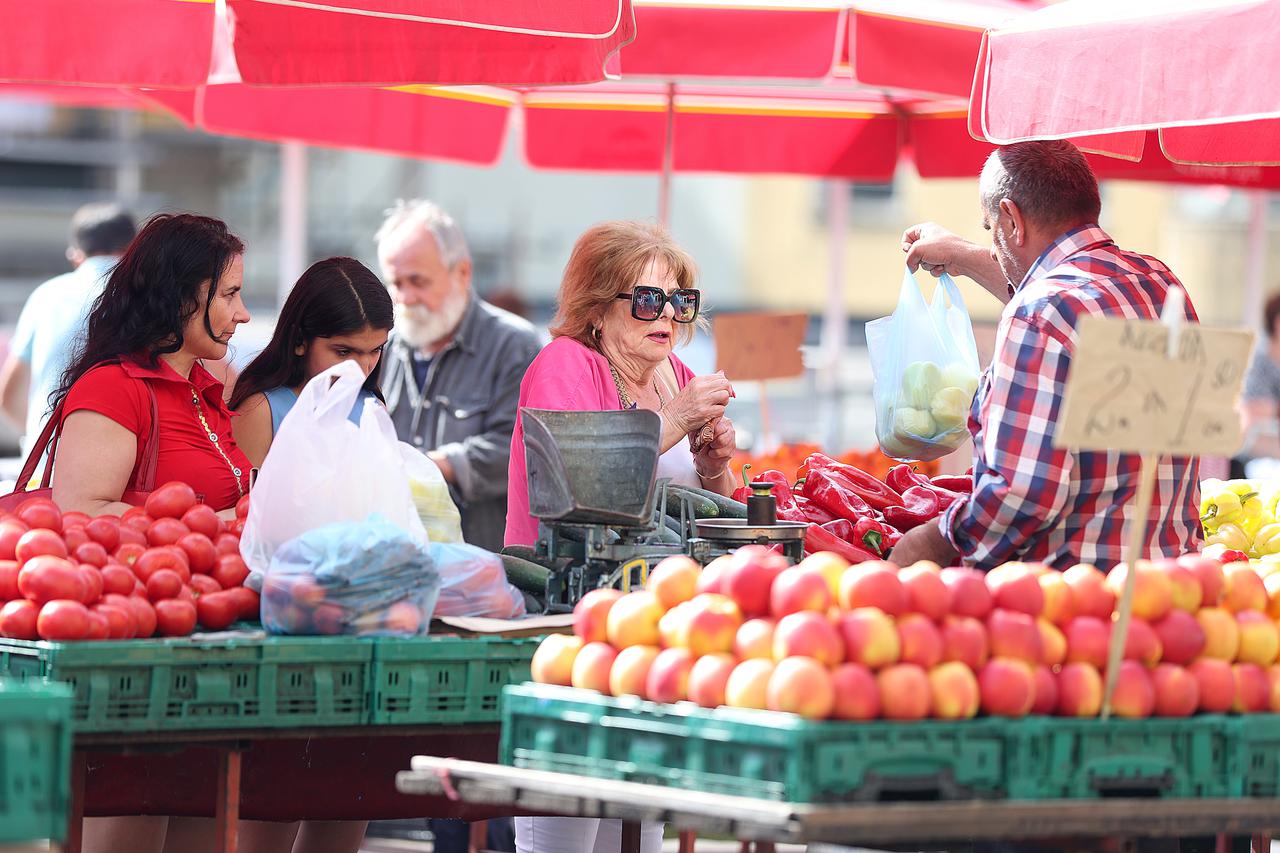 Zagreb: Cijene sezonskih namirnica na tržnici Dolac