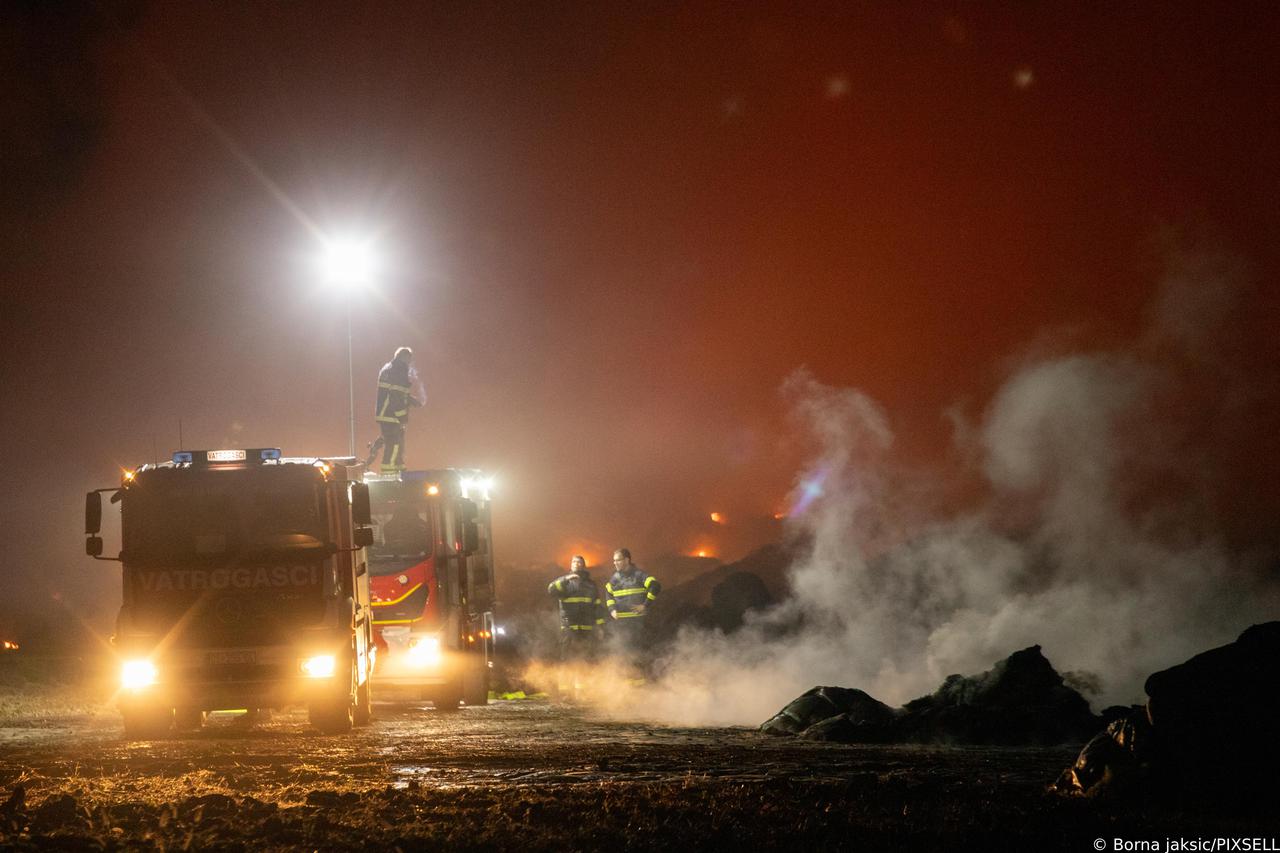 Osijek: Vatrogasci i tijekom večeri gase požar u tvornici "Drava International"