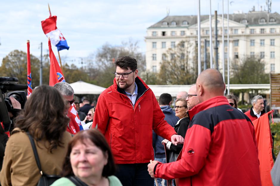 Zagreb: Okupljanje sudionika prosvjednog skupa 'Dosta je!'
