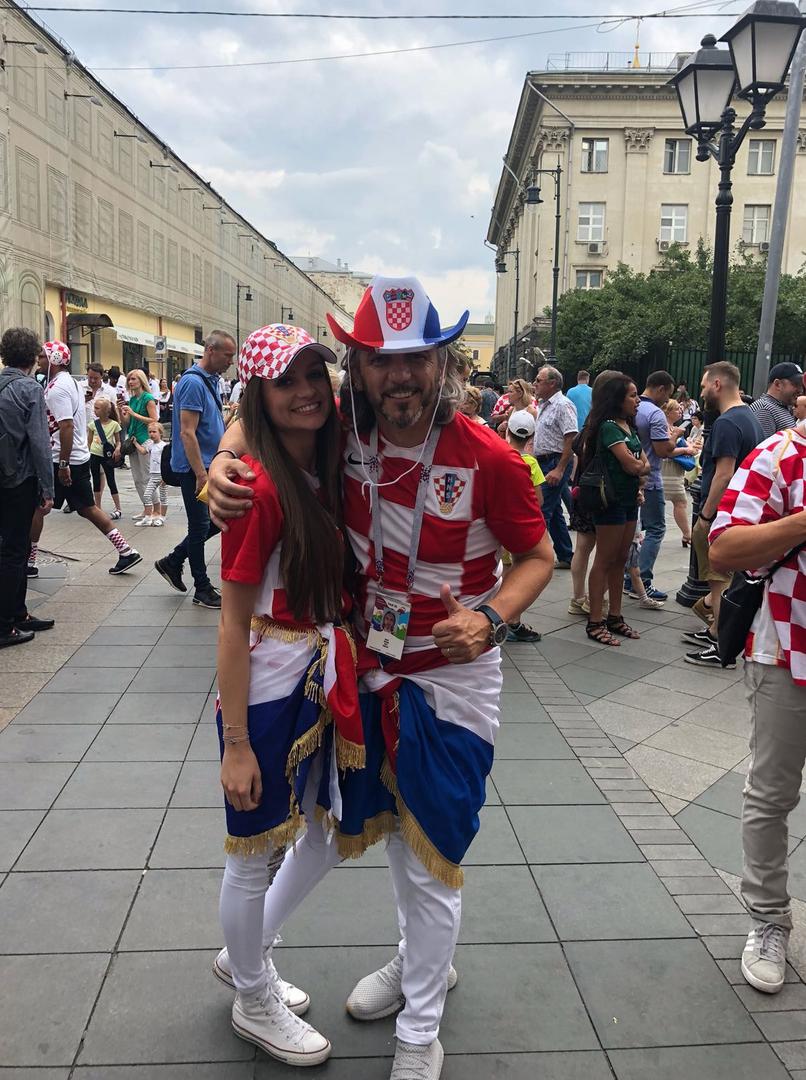 Na stadionu se pojavila s ekipom iz Slavonije i sa svojim ocem koji je ne ispušta iz vida. Atraktivna brineta svojom je pojavom odmah oduševila sve na prilazima stadionu. 

