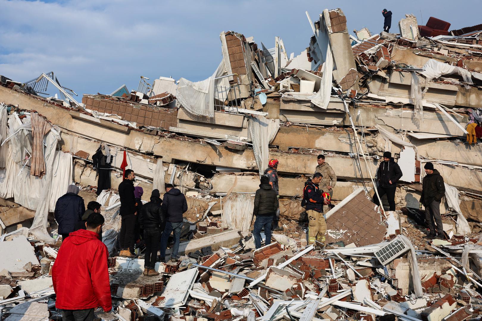 People look at the destruction as rescuers search for survivors in the rubble following an earthquake in Hatay, Turkey, February 7, 2023. REUTERS/Umit Bektas Photo: UMIT BEKTAS/REUTERS