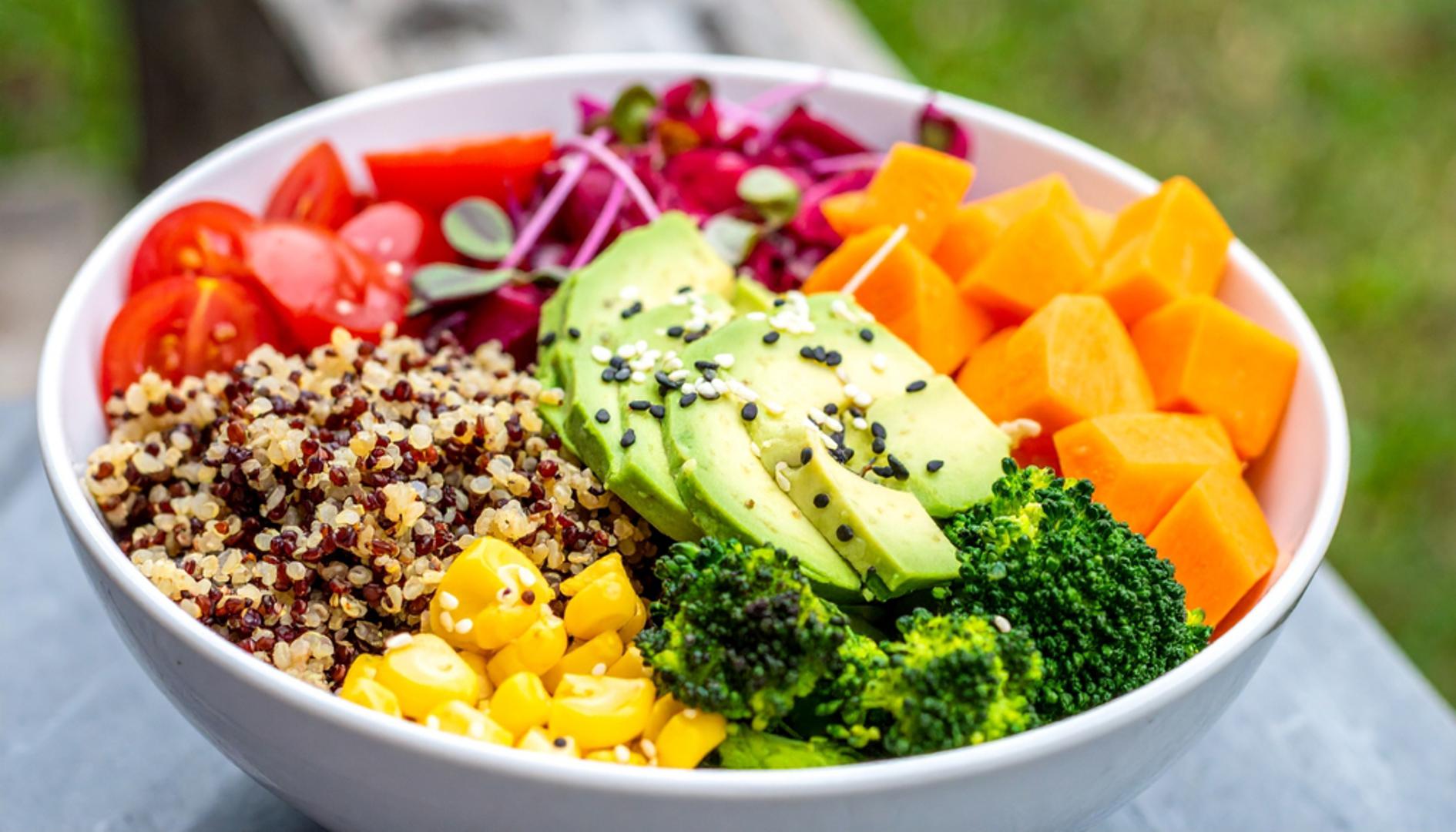 Jedu pretežno biljnu hranu: Stanovnici Plavih zona najveći dio energije dobivaju iz biljnih namirnica, čak oko 95 posto ukupnog unosa. U različitim krajevima to znači povrće iz vrtova, tofu, batat i vegetarijanske obrasce prehrane, ali zajedničko im je da biljke imaju glavnu ulogu na tanjuru. Takva prehrana smanjuje rizik od srčanih bolesti, dijabetesa tipa 2 i nekih oblika raka.