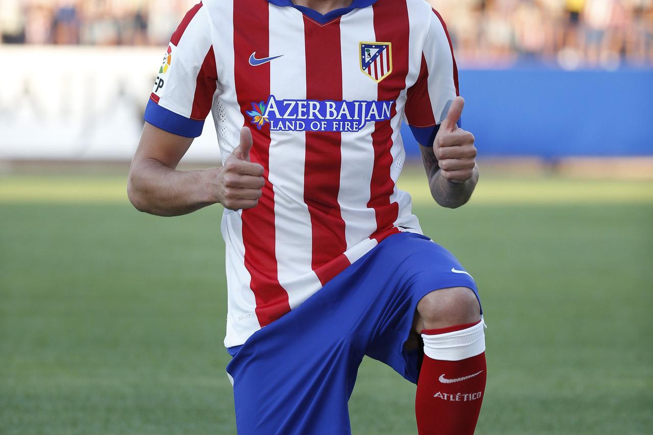 Atletico Madrid's newly signed player, Croatian Mario Mandzukic, poses during a media presentation at the Vicente Calderon stadium in Madrid July 24, 2014. REUTERS/Juan Medina (SPAIN - Tags: SPORT SOCCER)