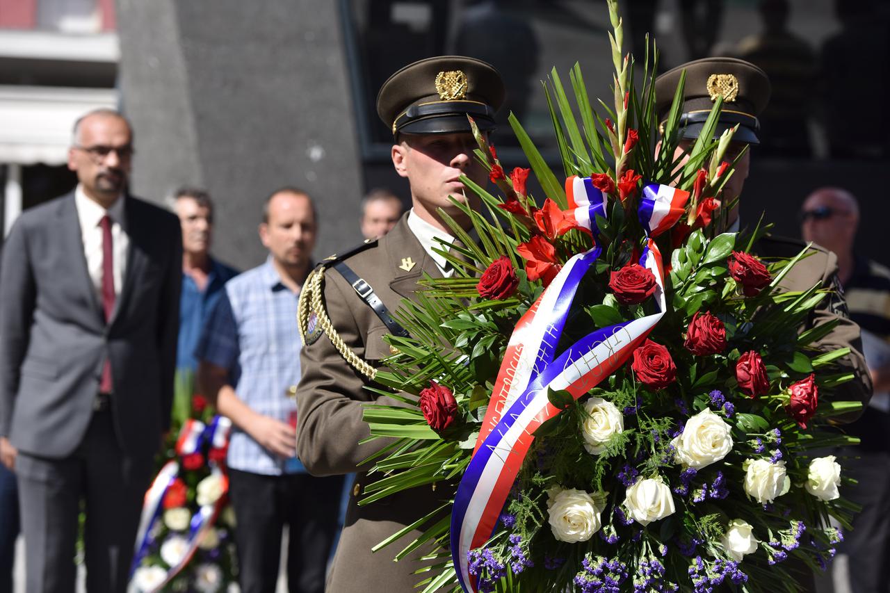 Knin: Polaganjem vijenaca na spomeniku Oluji obilježen Dan logoraša