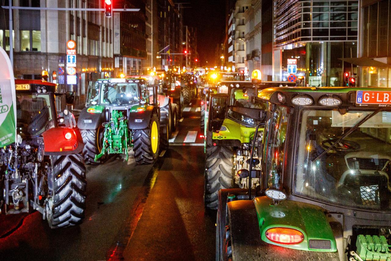 Nezadovoljni poljoprivrednici traktorima stigli u Bruxelles