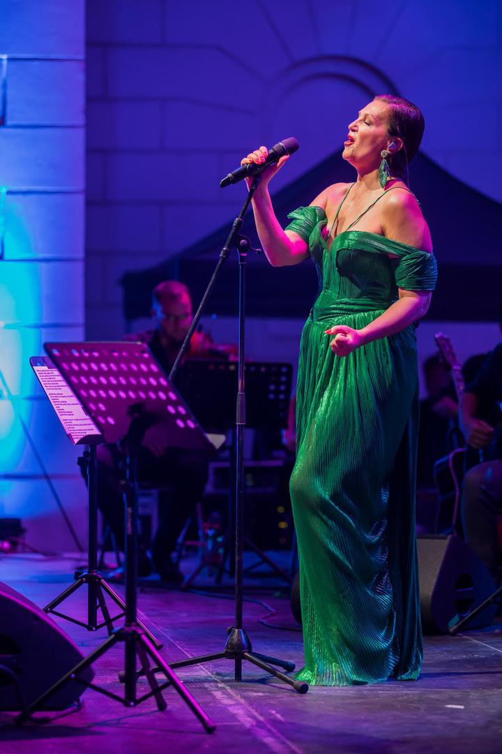 Manifestacija "Trag u beskraju", koja se već osmu godinu zaredom održava u rodnom gradu Olivera Dragojevića, večeras je svečano zatvorena koncertom Nine Badrić u pratnji akustičnog orkestra Ante Gele. Koncert je održan na pijaci ispred crkve sv. Josipa u Veloj Luci.