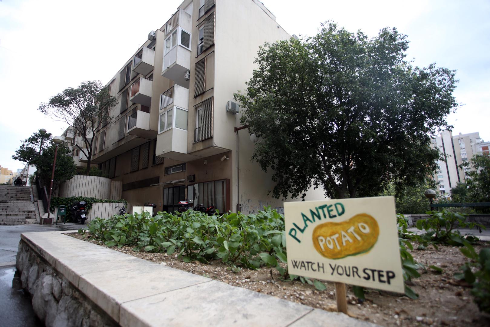 No, kako piše Slobodna Dalmacija, djelo je to Udruge za suvremenu umjetnost 'Kvart' koja djeluje u tom gradskom kotaru te je ideja stara desetak godina, no tek je ove godine realizirana.