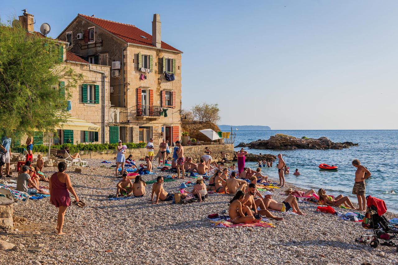 Komiža: Poslijepodne na plaži Lučica