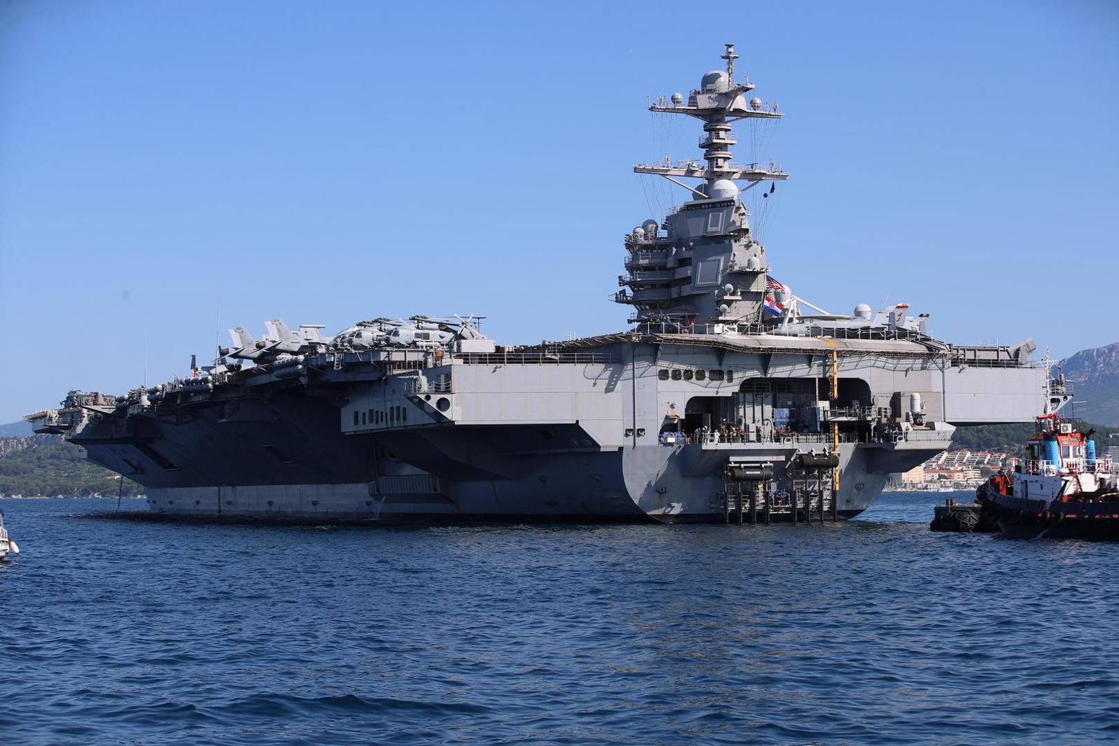 26.06.2023.,Split - Ponos americke mornarice, najmoderniji nosac zrakoplova na nuklearni pogon "USS Gerald R. Ford" uplovio je jutros u Split.Golemi brod, koji privlaci poglede Splicana i turista, najveci je ratni brod u povijesti. Dugacak je više od 330, a visok 76 metara, poput solidnog nebodera, s 25 paluba. Gradnja je stajala 12,8 milijardi dolara, a jos je 4,7 milijardi utroseno za istrazivanje i razvoj. Moze nositi 75 zrakoplova. Posadu, ukljucujuci zrakoplovno osoblje, cini 4500 ljudi. Photo: Zvonimir Barisin/PIXSELL