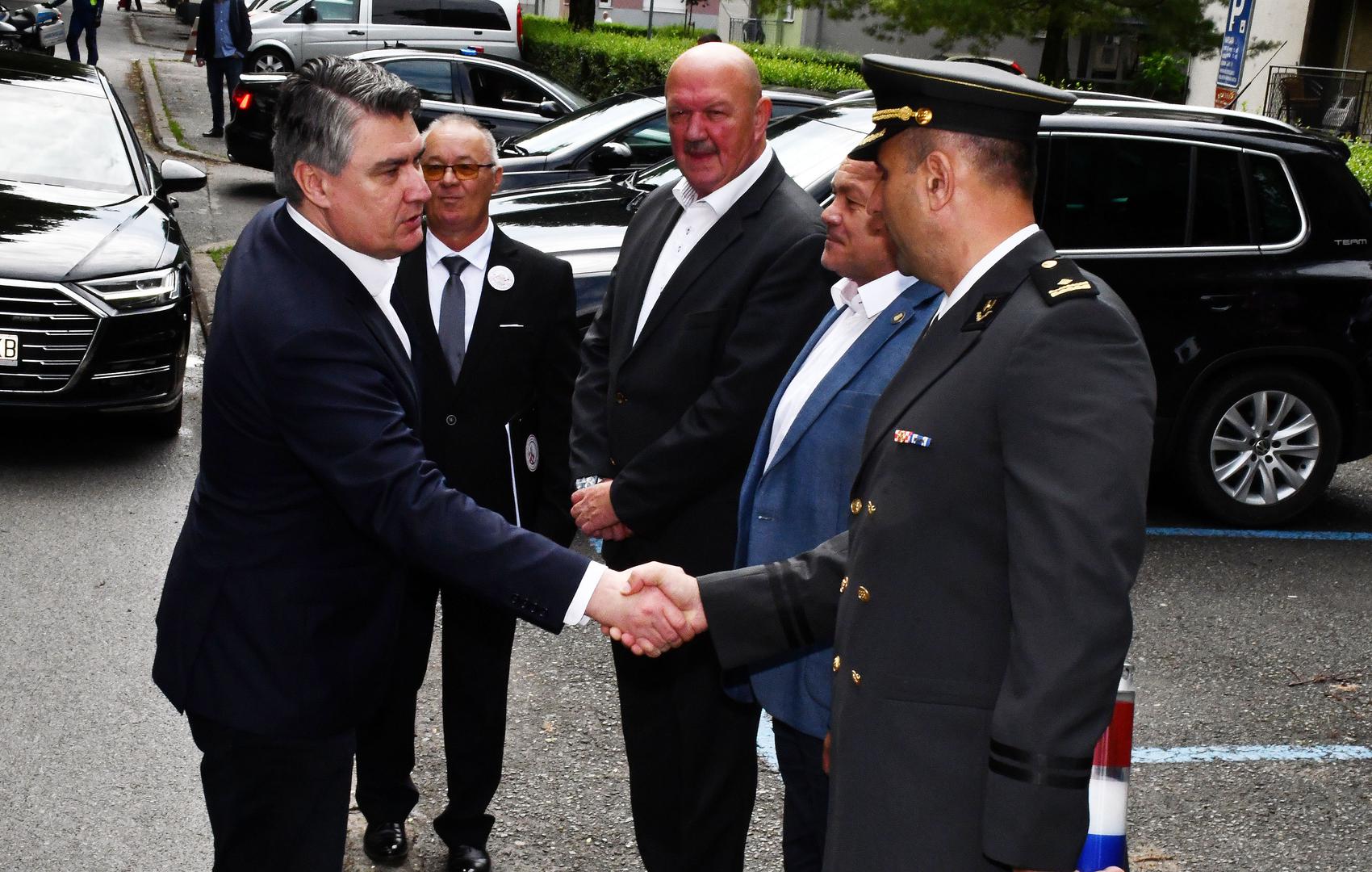 11.06.2022., Djakovo - Predsjednik Republike i vrhovni zapovjednik Oruzanih snaga Republike Hrvatske odao je u Djakovu pocast polaganjem vijenca i paljenjem svijece poginulim pripadnicima 122. brigade HV-a i svim poginulim, nestalim i preminulim hrvatskim braniteljima kod Spomen obiljezja poginulim hrvatskim braniteljima Đakovštine. Potom je nazocio na otvorenju foto izlozbe „Ne dirajte mi ravnicu“ – foto presjeka 15 godina rada Udruge veterana 122. brigade HV-a i na Svecanoj akademiji povodom 15. obljetnice osnutka Udruge veterana 122. brigade Hrvatske vojske Djakovo.  Photo: Ivica Galovic/PIXSELL