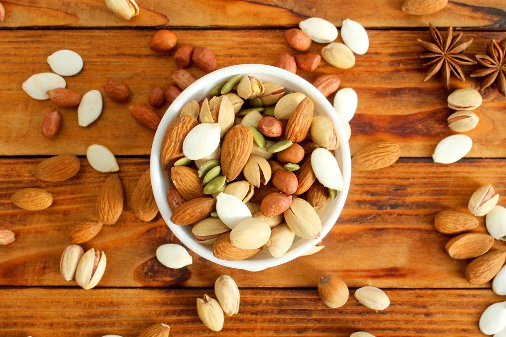 Orašasti plodovi i sjemenke: Orasi, sjemenke konoplje, chia sjemenke i lanene sjemenke sadrže omega-3 esencijalne masne kiseline. Tijelo ih ne može samo proizvesti pa ih je važno unositi prehranom, a dobri izvori su i riba te jaja. Omega-3 masne kiseline pomažu u očuvanju integriteta kože, djeluju protuupalno i mogu pomoći tijelu da se lakše nosi s posljedicama predugog boravka na suncu.