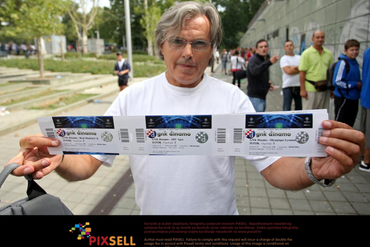 '07.09.2011., Maksimir, Zagreb - U 12 sati zapocela je prodaja paketa ulaznica za domace utakmice Dinama u UEFA Ligi prvaka. Photo: Igor Kralj/PIXSELL'