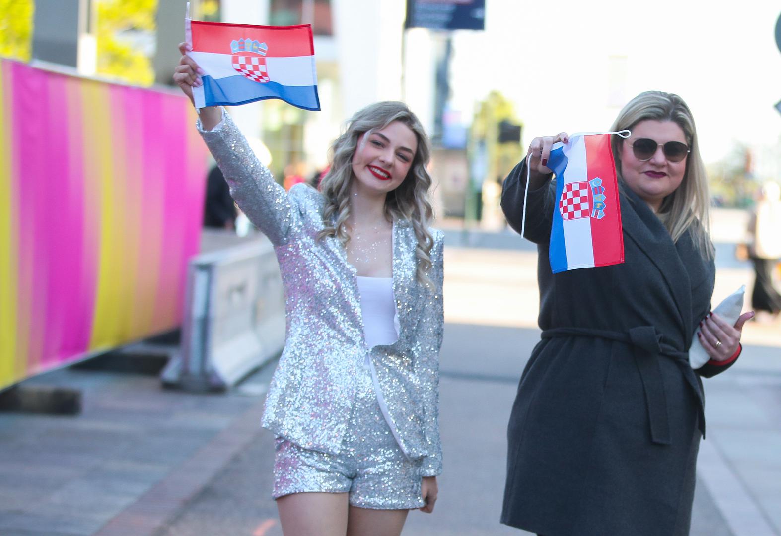 Publika se već počela okupljati ispred  Malmö Arene gdje vlada odlična atmosfera i okupilo se puno hrvatskih navijača. 