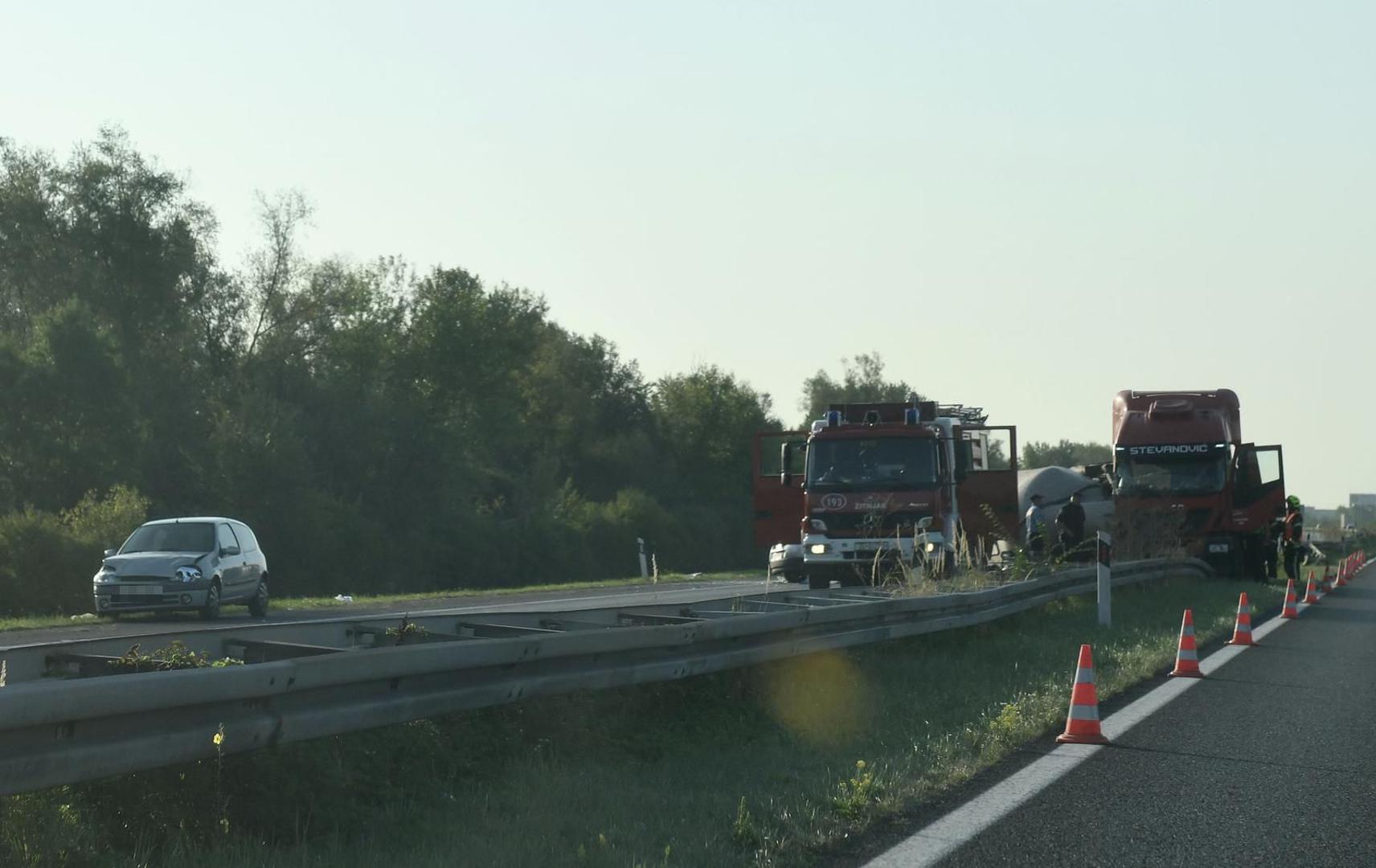 Policija navodi kako je promet u smjeru Zagreba potpuno zatvoren te se preusmjerava kroz Rugvicu. 