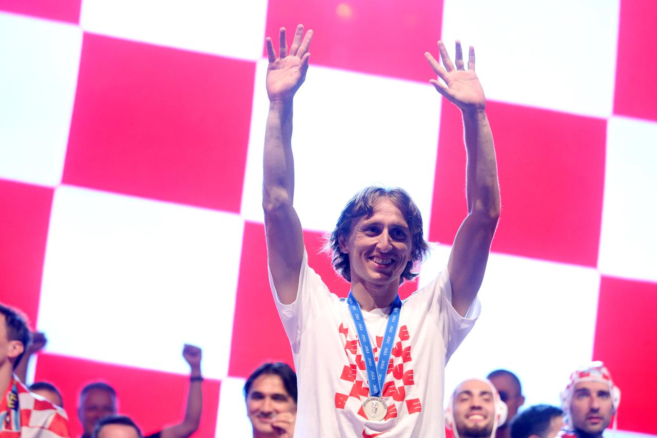 Zagreb: Nakon pet sati vožnje kroz grad Vatreni konačno stigli na Trg bana Josipa Jelačiča