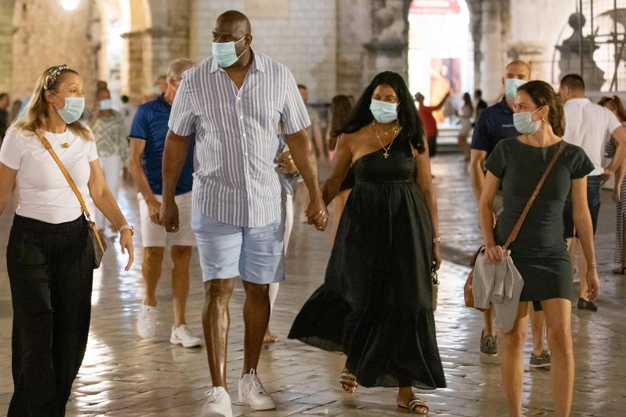 Magic Johnson u društvu supruge prošetao Stradunom