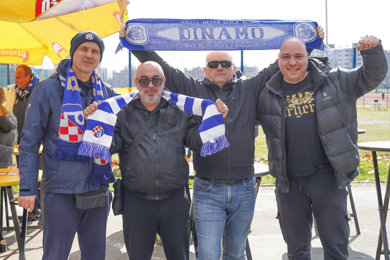 Sve je spremno za početak derbija između Dinama i Hajduka. Već sat prije utakmice na Maksimiru je vladala navijačka atmosfera. Dinamo je organizirao fan zonu za svoje navijače