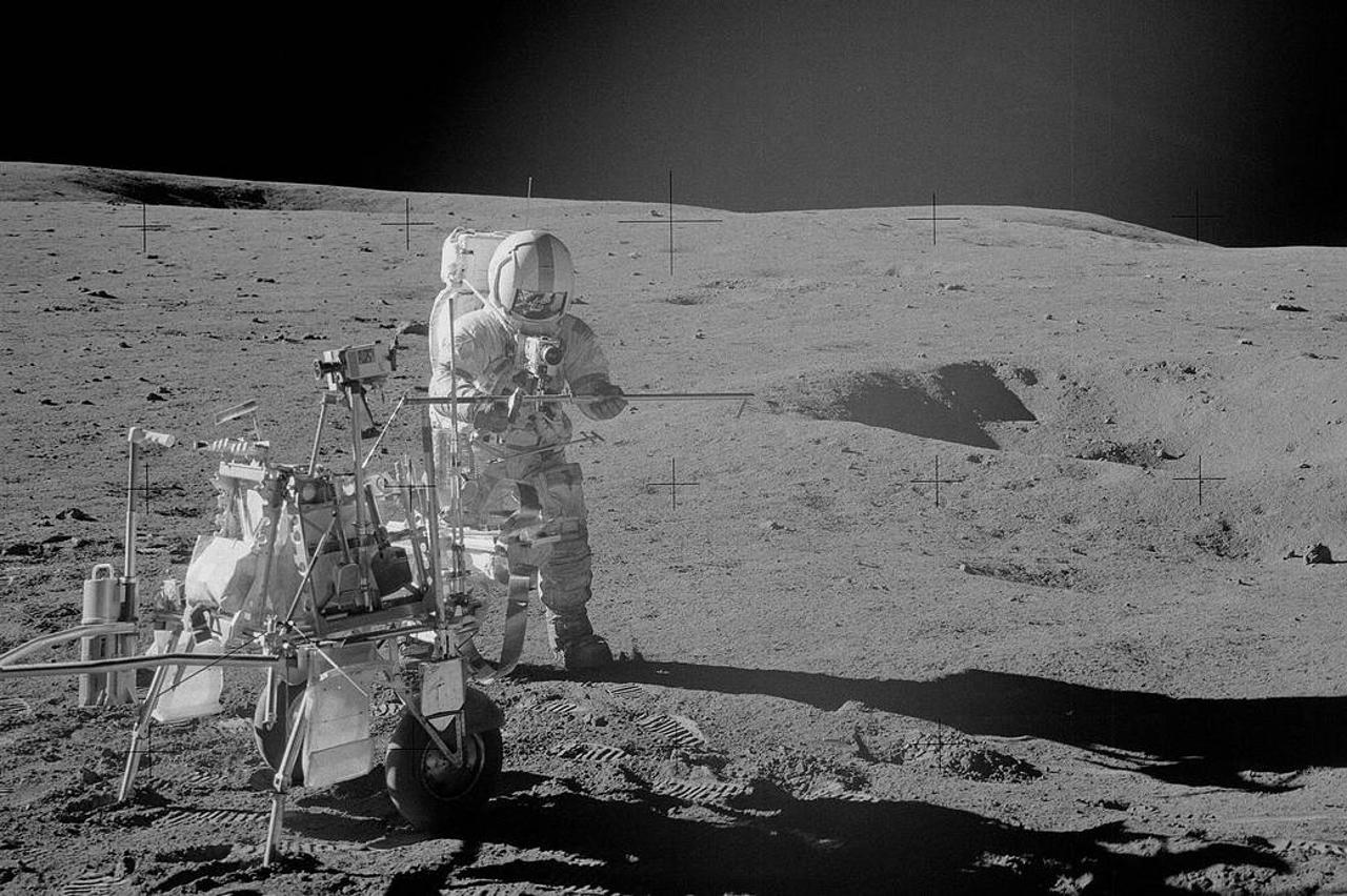 Alan Shepard igra golf