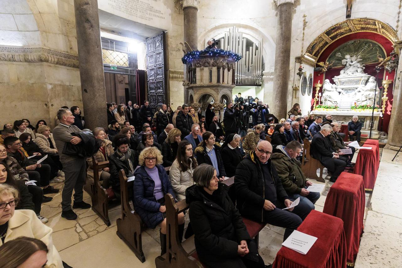 Nadbiskup Kutleša predvodio misu polnoćku u splitskoj prvostolnici svetog Dujma