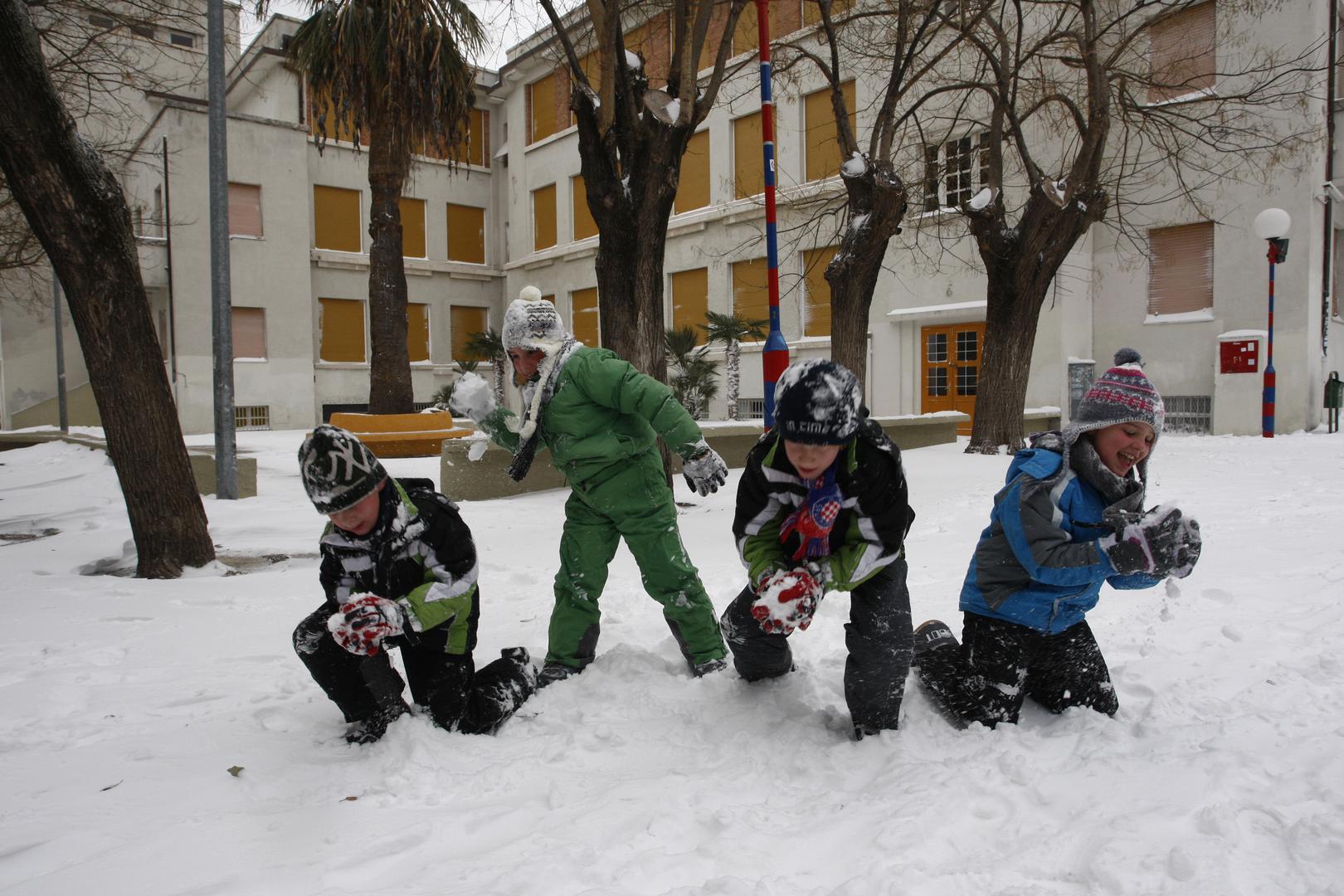 03.02.2012.,  Split - Snijeg u Splitu. Gradonacelnik je na radost djece proglasio "snjezni dan" koja su umjesto u skole pohrlila na igru. Skolarci ispred spustenih roletna osnovne skole Dobri.rPhoto: Ivo Cagalj/PIXSELL