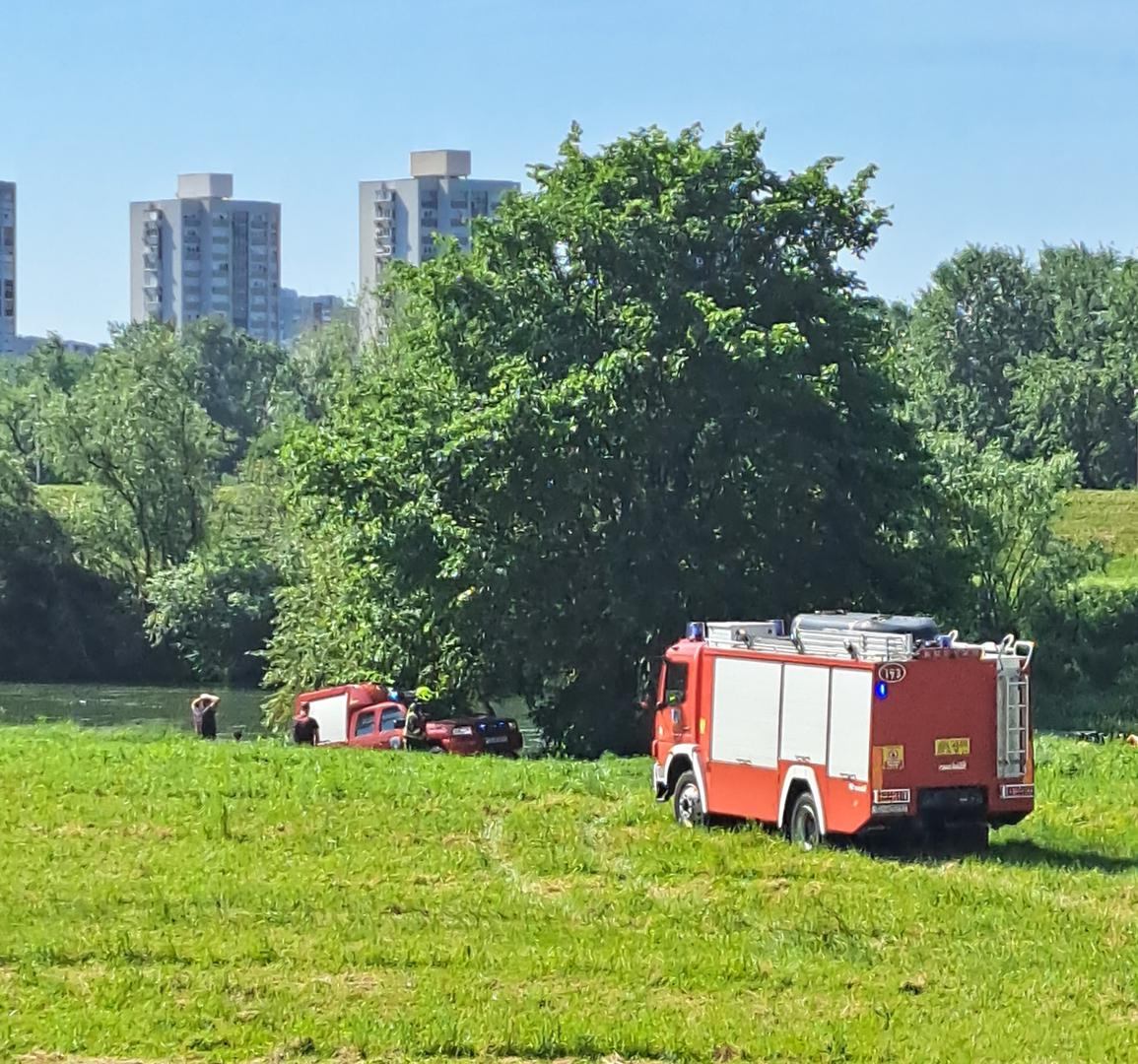 Vatrogasci su jutros iznenadili i zbunili šetače koji su sunčano nedjeljno prijepodne odlučili iskoristiti za aktivnosti na savskom nasipu u Zagrebu