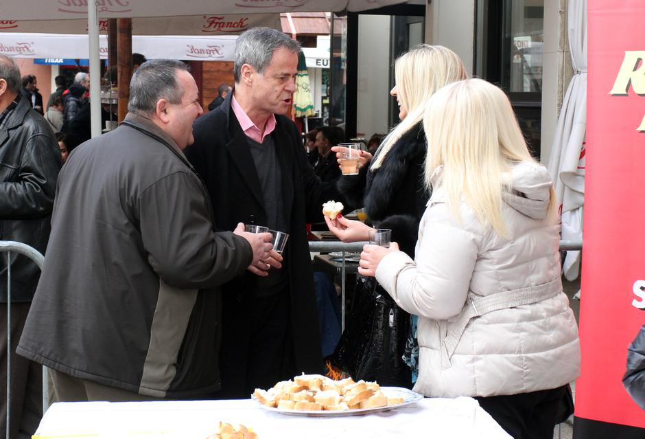 Rijeka: Glumac Žarko Radi? s djevojkom Esterom Šimek na štandu s bakalarom i žlahtinom