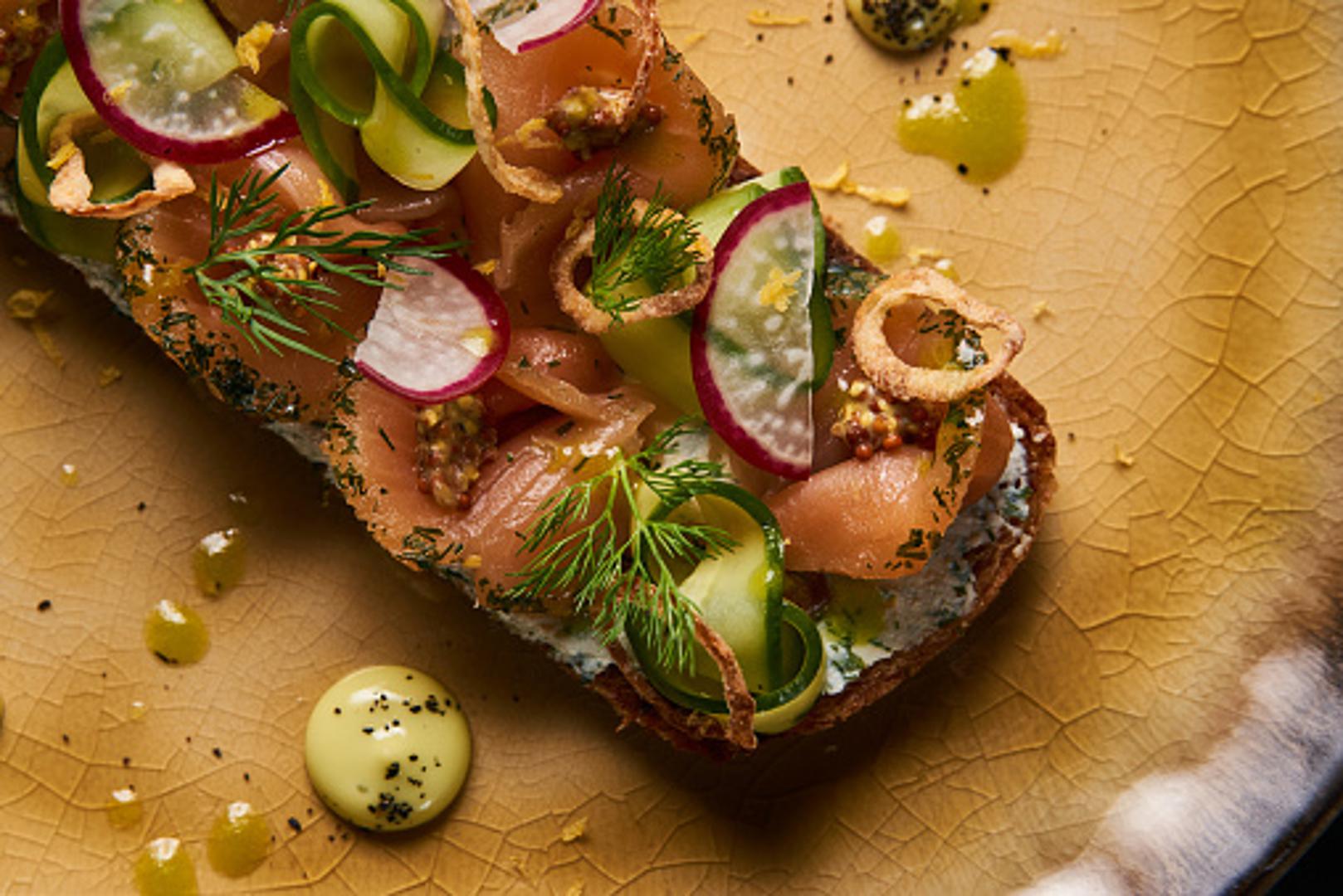 To je otvoreni sendvič koji se poslužuje bez gornje kriške kruha, onaj kojem je jedna šnita kruha dovoljna da primi sve raznolike dodatke koji se slažu u slojevima te tako privlače
i svojim izgledom.